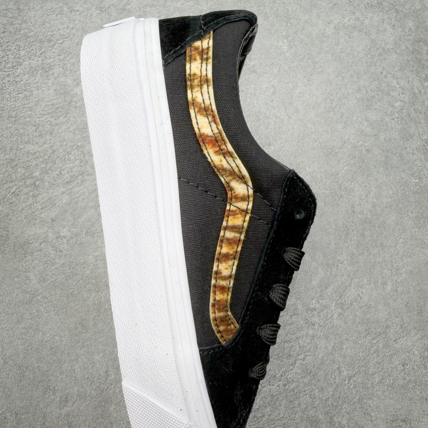 Vans Sk8-Low 黑虎纹范斯复古休闲硫化帆布鞋经典黑色鞋身搭配虎纹侧边饰条 把野性氛围感拉满 麂