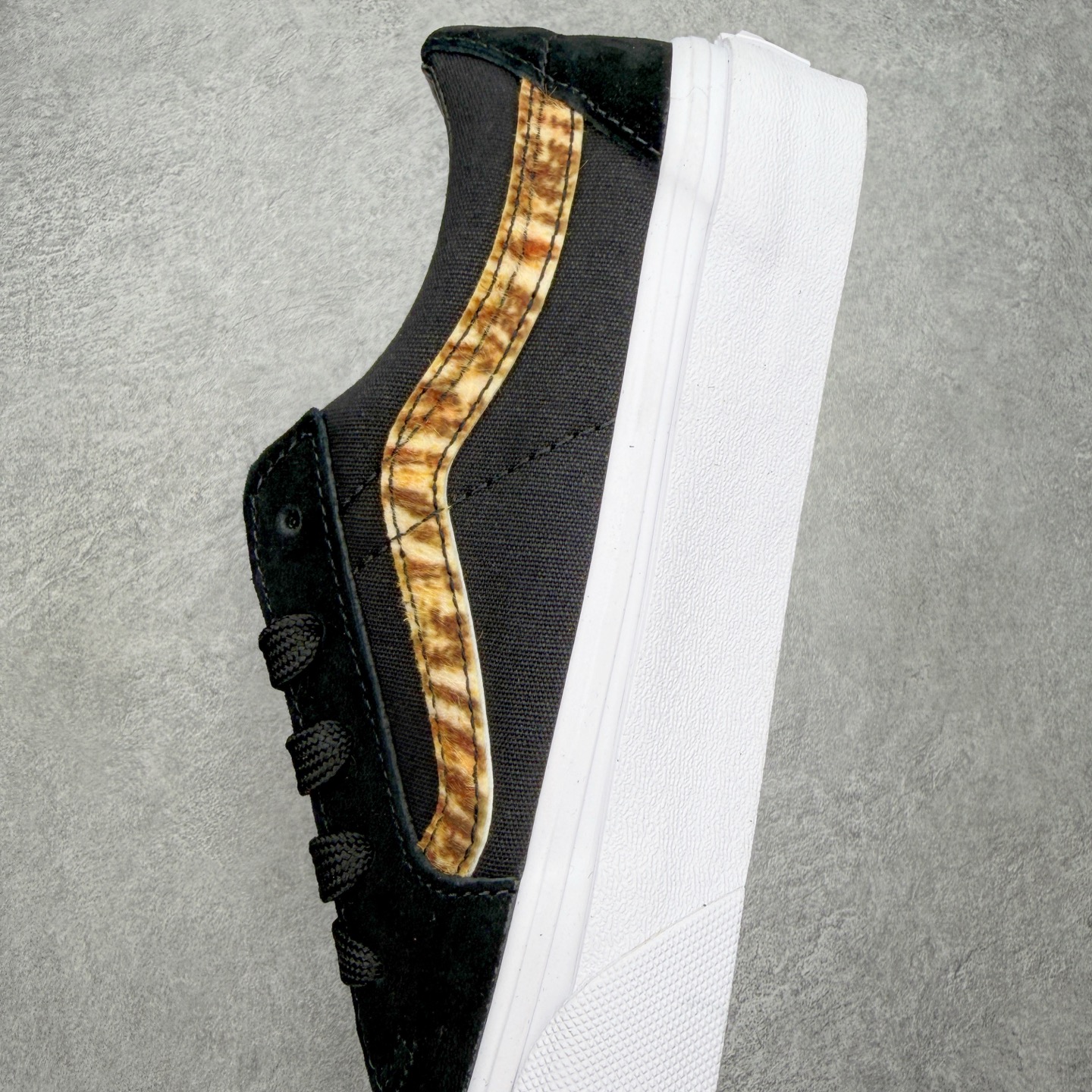 Vans Sk8-Low 黑虎纹范斯复古休闲硫化帆布鞋经典黑色鞋身搭配虎纹侧边饰条 把野性氛围感拉满 麂