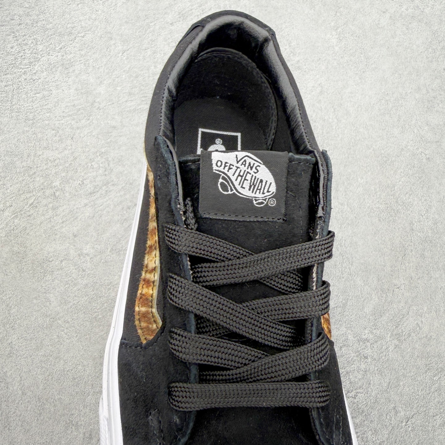Vans Sk8-Low 黑虎纹范斯复古休闲硫化帆布鞋经典黑色鞋身搭配虎纹侧边饰条 把野性氛围感拉满 麂