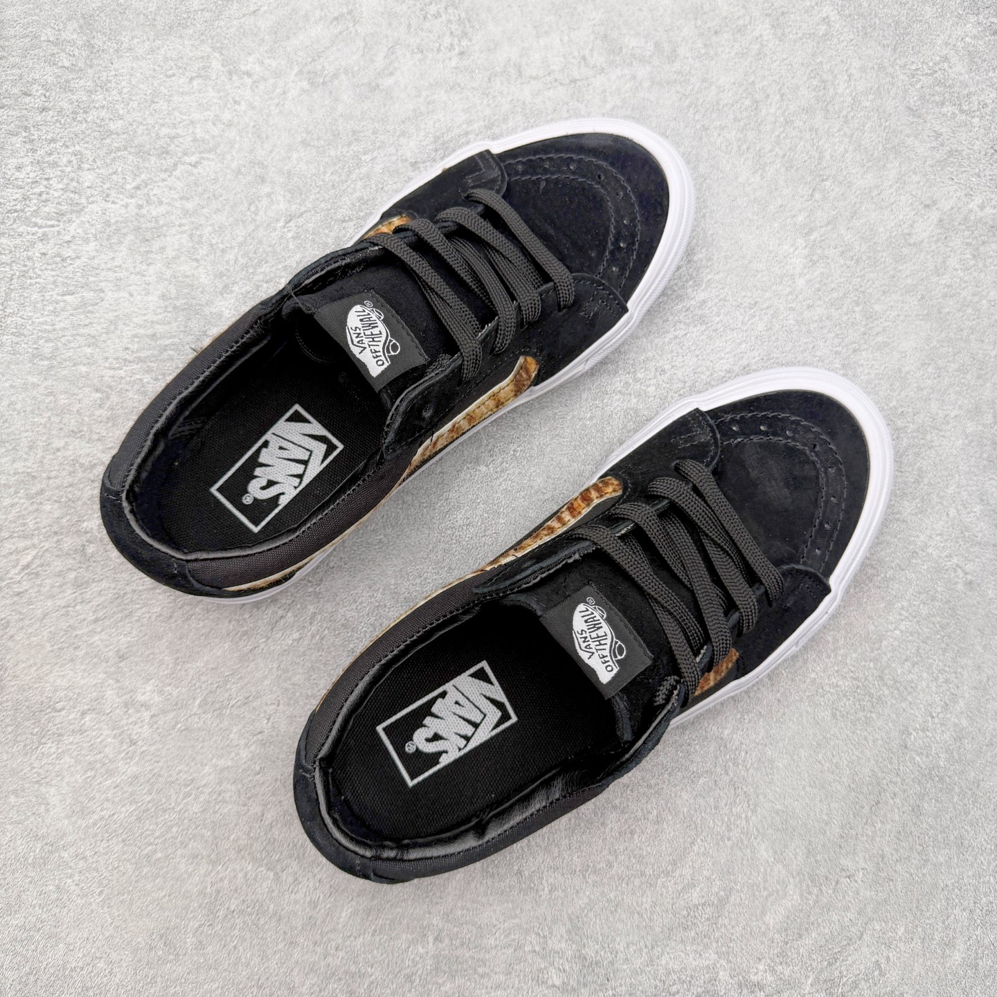 Vans Sk8-Low 黑虎纹范斯复古休闲硫化帆布鞋经典黑色鞋身搭配虎纹侧边饰条 把野性氛围感拉满 麂