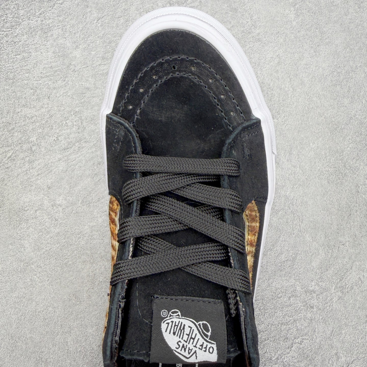 Vans Sk8-Low 黑虎纹范斯复古休闲硫化帆布鞋经典黑色鞋身搭配虎纹侧边饰条 把野性氛围感拉满 麂