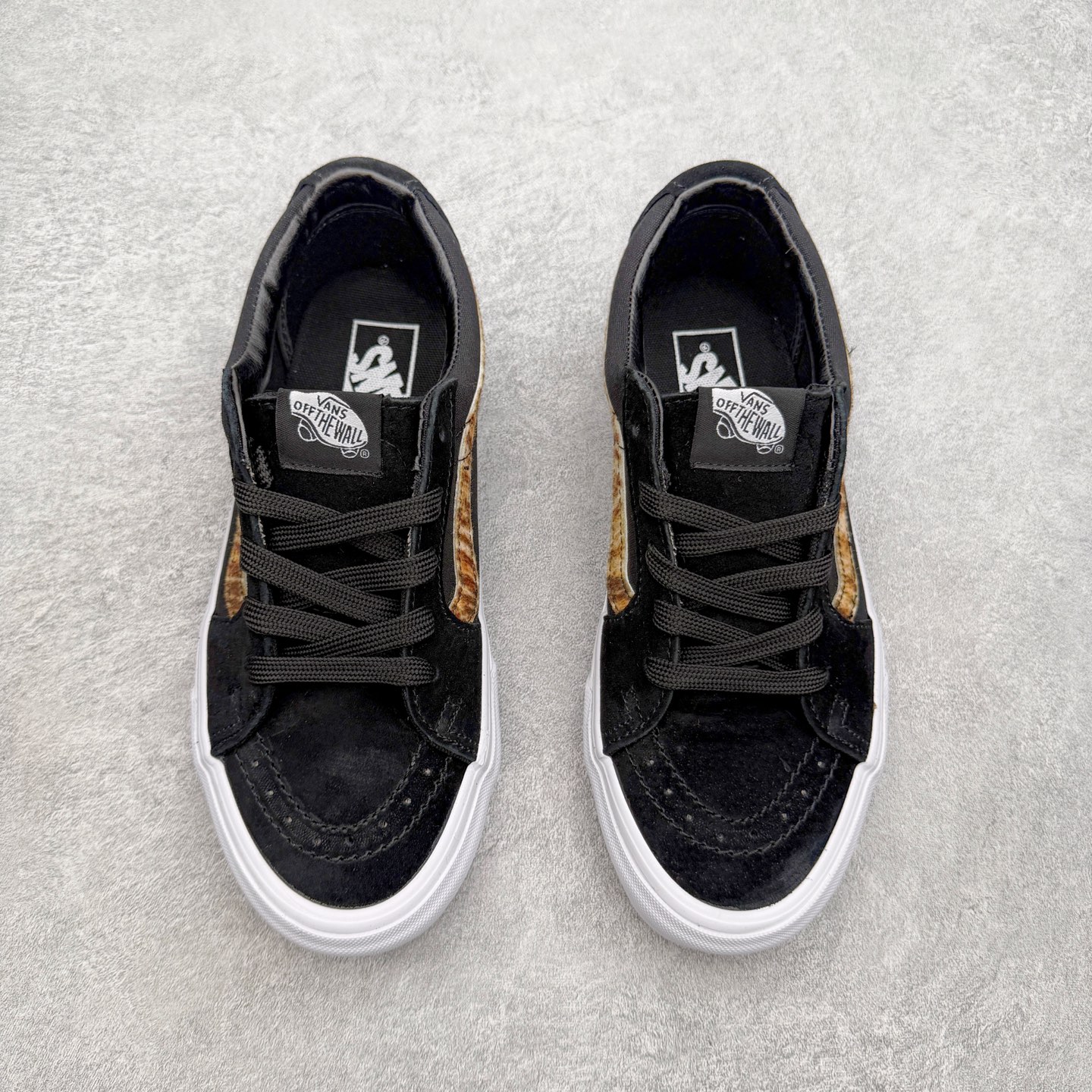 Vans Sk8-Low 黑虎纹范斯复古休闲硫化帆布鞋经典黑色鞋身搭配虎纹侧边饰条 把野性氛围感拉满 麂