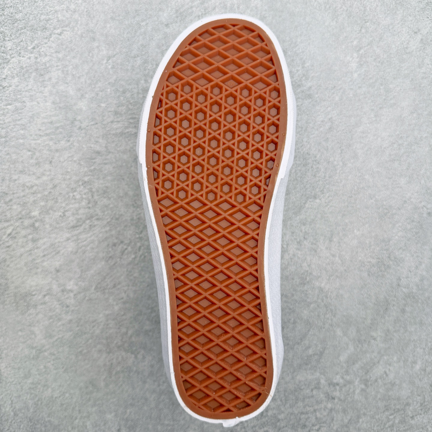 Vans Sk8-Low 黑虎纹范斯复古休闲硫化帆布鞋经典黑色鞋身搭配虎纹侧边饰条 把野性氛围感拉满 麂