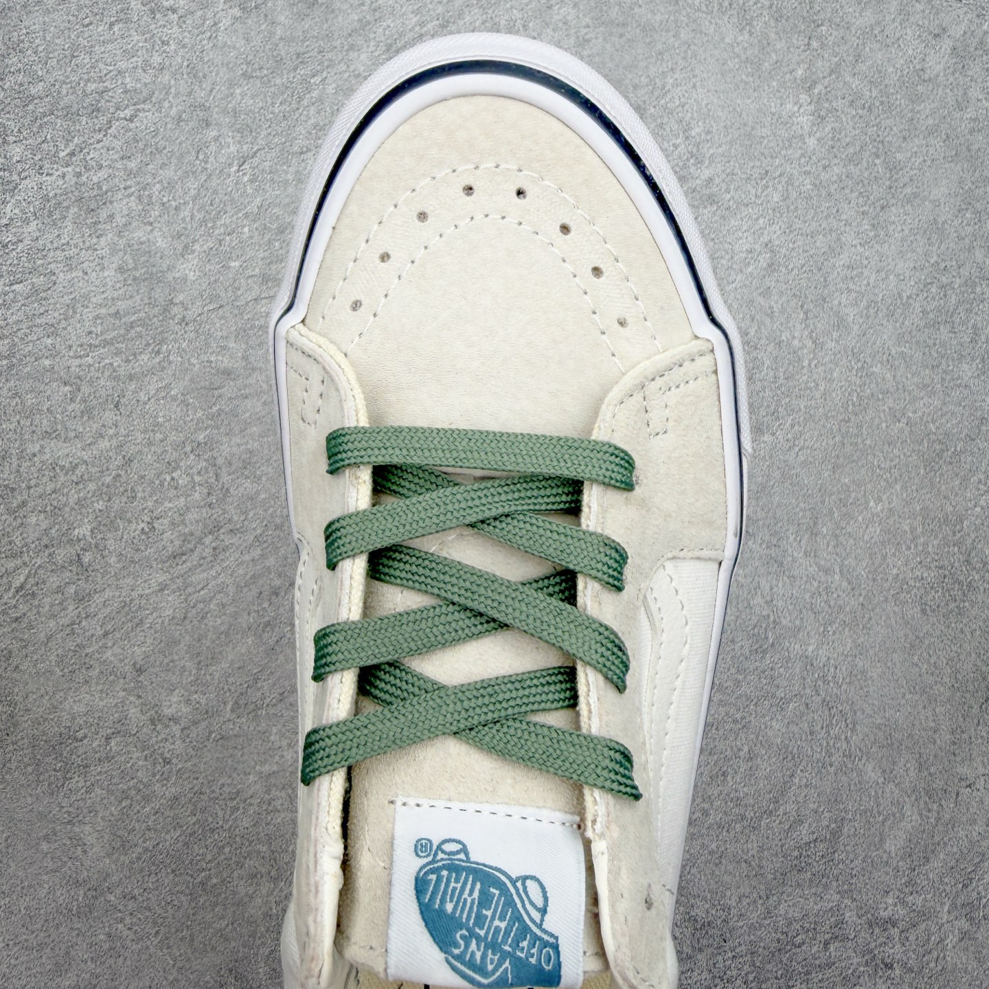 Vans Sk8-Low 米绿范斯复古休闲硫化帆布鞋鞋身采用米白帆布与麂皮拼接打造 细腻耐磨 点缀墨绿色