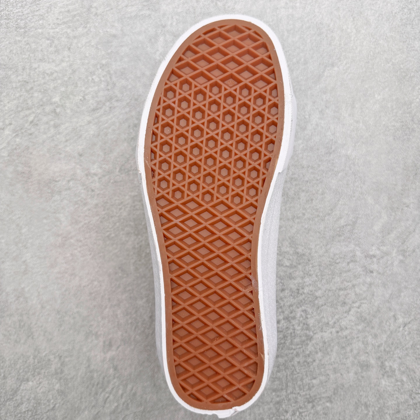 Vans Sk8-Low 米绿范斯复古休闲硫化帆布鞋鞋身采用米白帆布与麂皮拼接打造 细腻耐磨 点缀墨绿色
