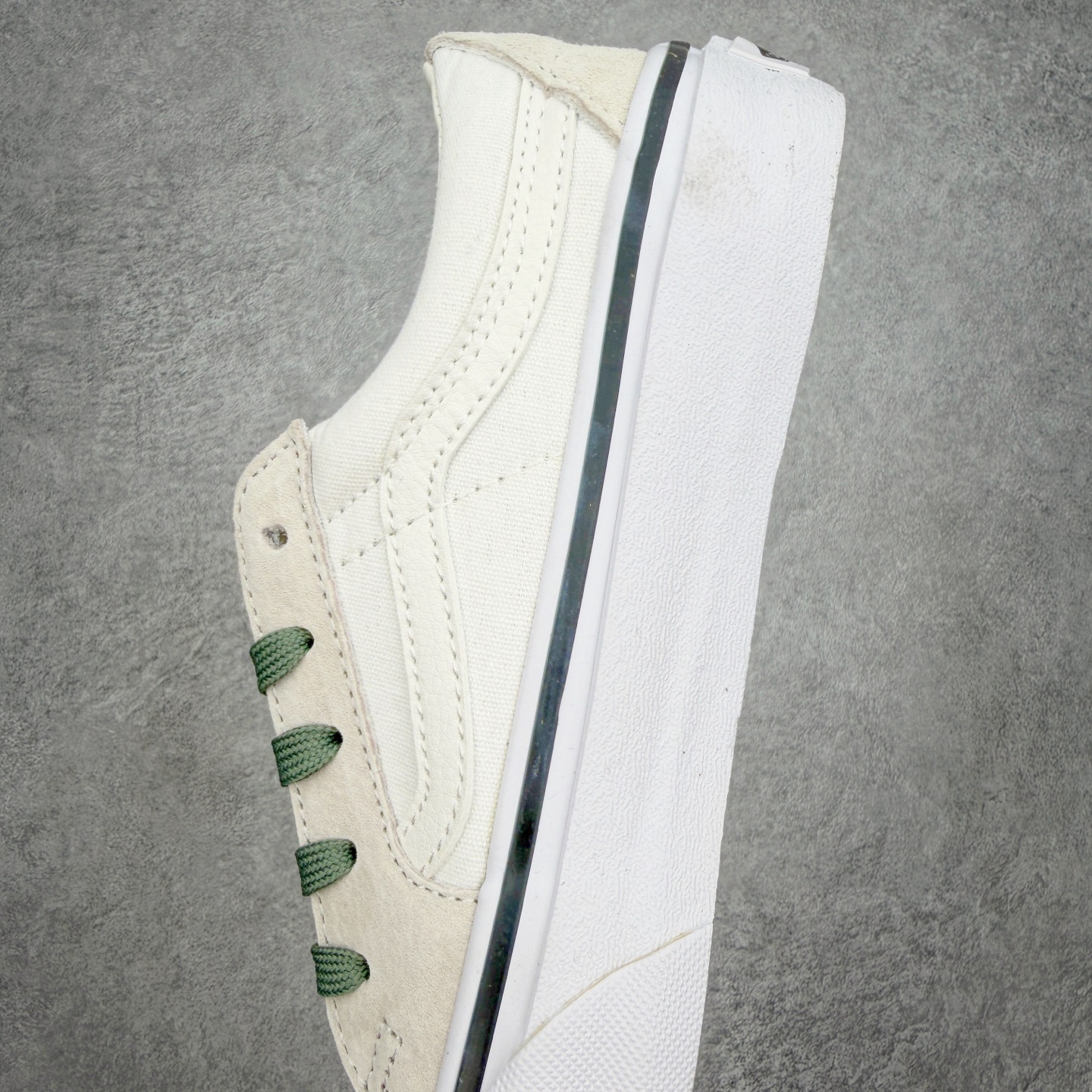 Vans Sk8-Low 米绿范斯复古休闲硫化帆布鞋鞋身采用米白帆布与麂皮拼接打造 细腻耐磨 点缀墨绿色