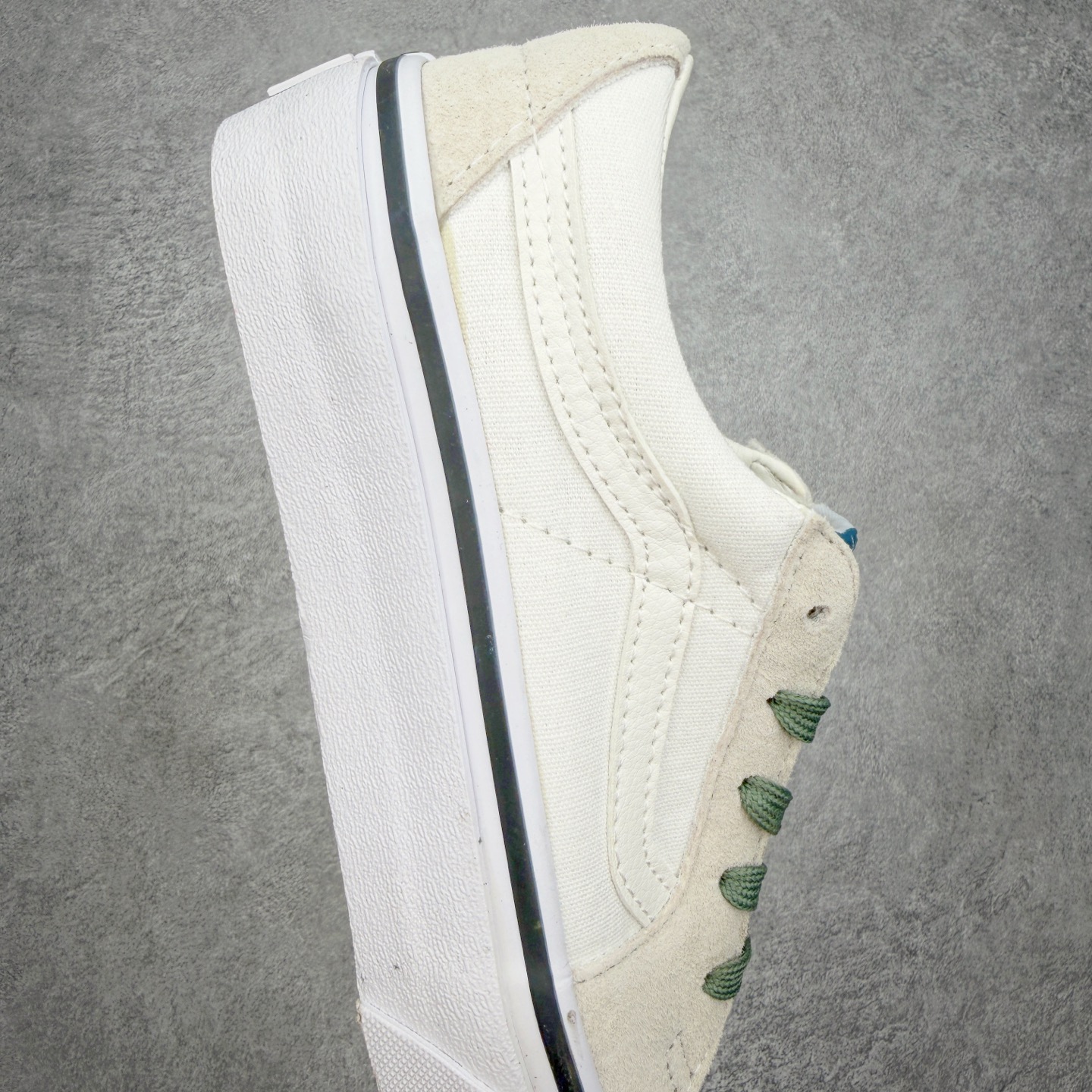 Vans Sk8-Low 米绿范斯复古休闲硫化帆布鞋鞋身采用米白帆布与麂皮拼接打造 细腻耐磨 点缀墨绿色