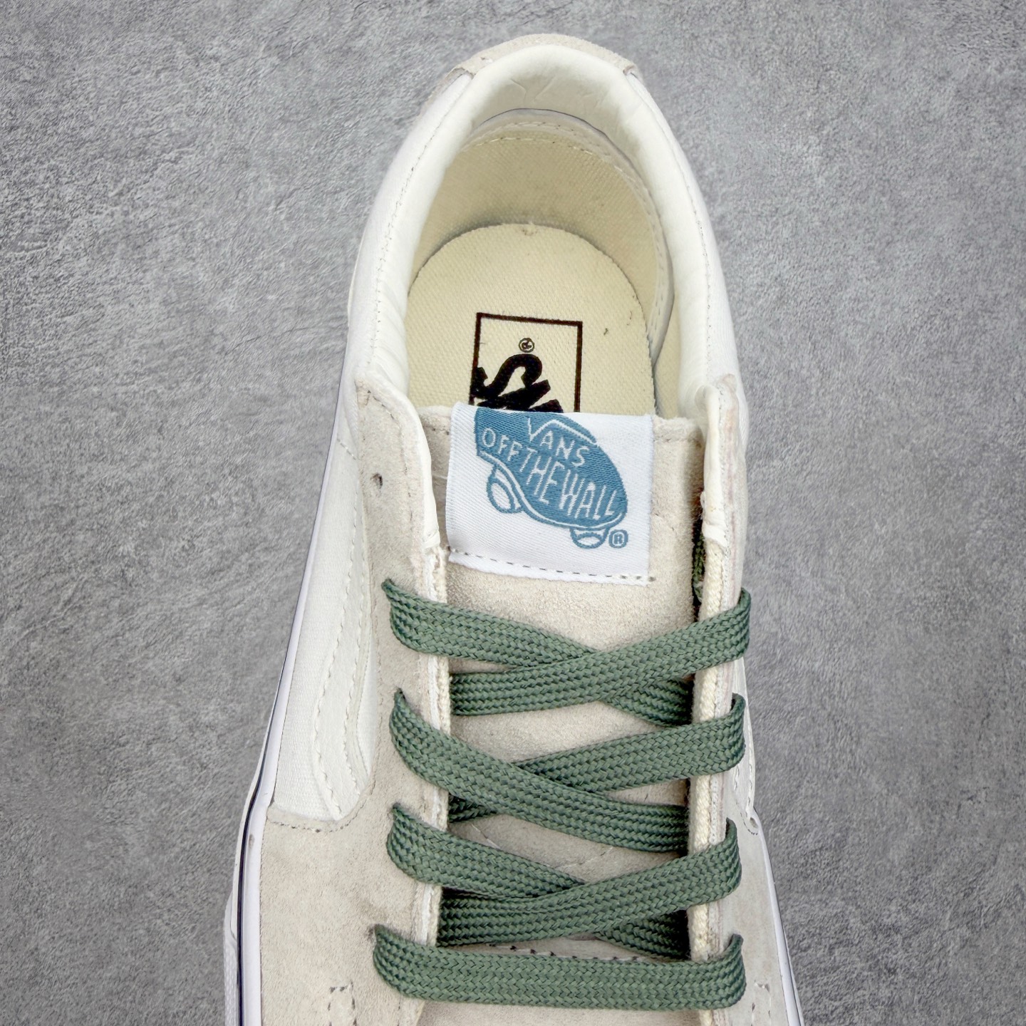 Vans Sk8-Low 米绿范斯复古休闲硫化帆布鞋鞋身采用米白帆布与麂皮拼接打造 细腻耐磨 点缀墨绿色