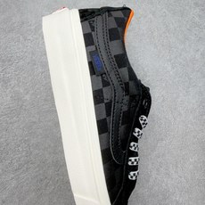 Vans Sk8-Low 棋盘暗纹范斯复古休闲硫化帆布鞋鞋身采用麂皮拼接暗纹布料 暗藏细节质感 低调富有 Vans Sk8-Low 棋盘暗纹范斯复古休闲硫化帆布鞋鞋身采用麂皮拼接暗纹布料 暗藏细节质感 低调富有