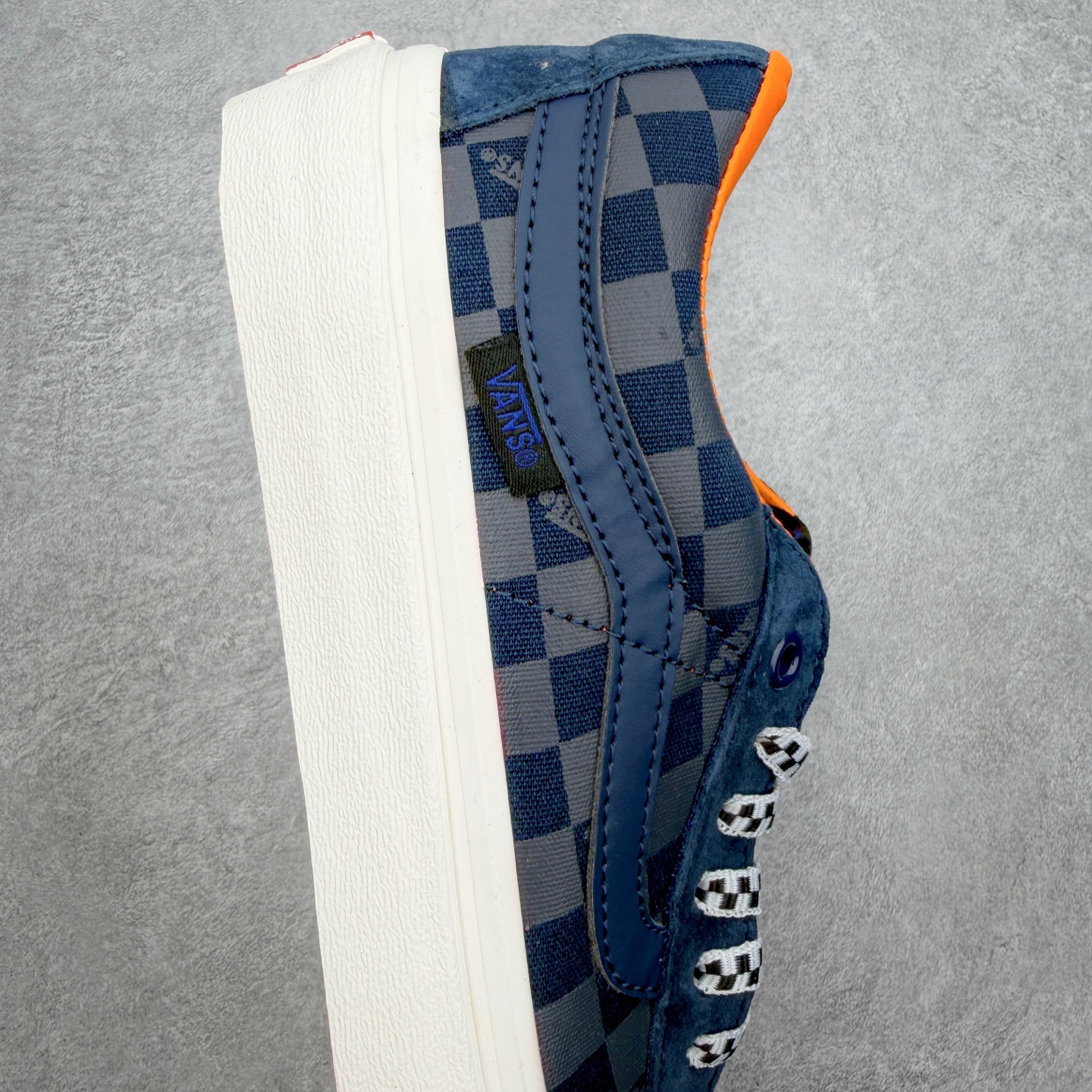 Vans Sk8-Low 棋盘暗纹范斯复古休闲硫化帆布鞋鞋身采用麂皮拼接暗纹布料 暗藏细节质感 低调富有