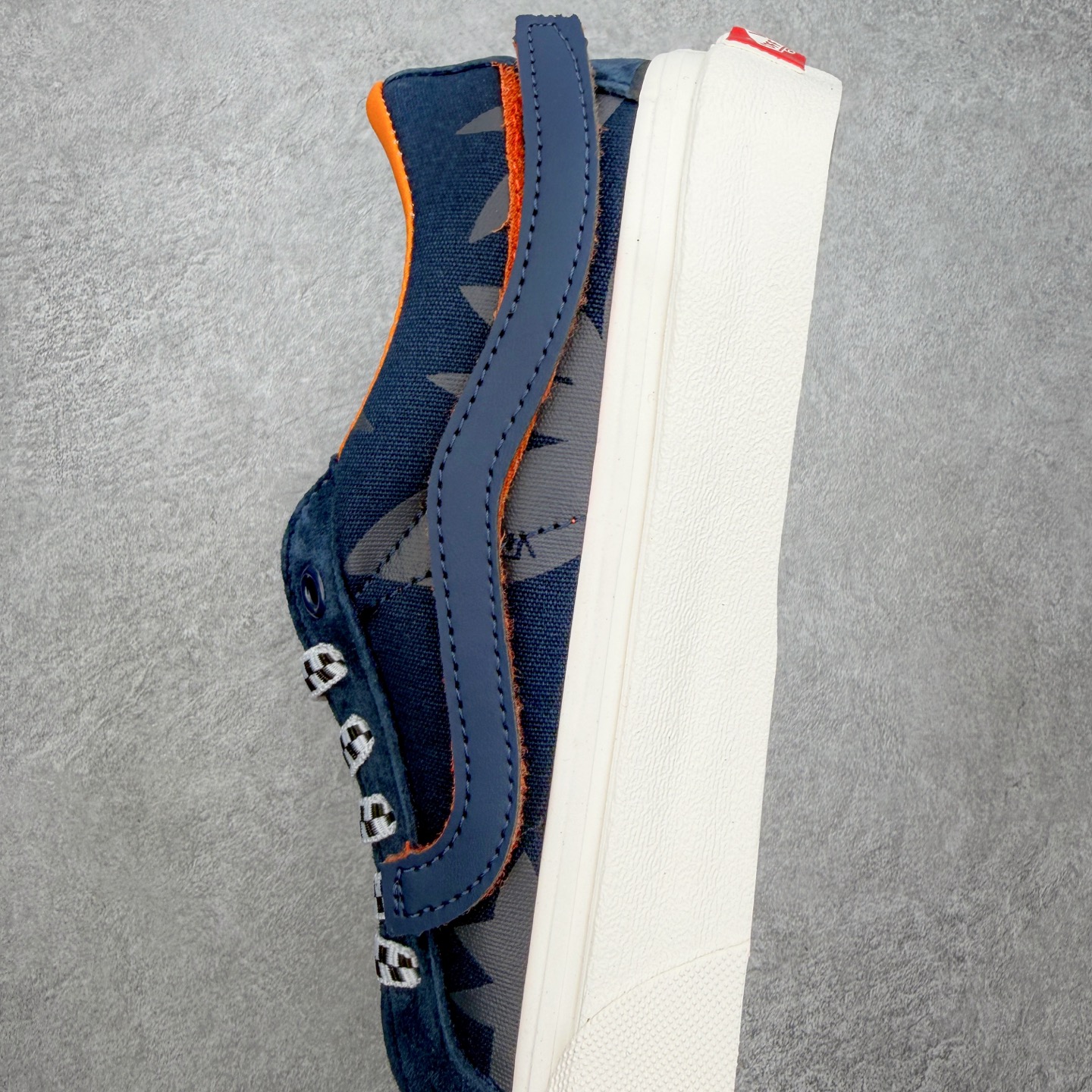 Vans Sk8-Low 棋盘暗纹范斯复古休闲硫化帆布鞋鞋身采用麂皮拼接暗纹布料 暗藏细节质感 低调富有