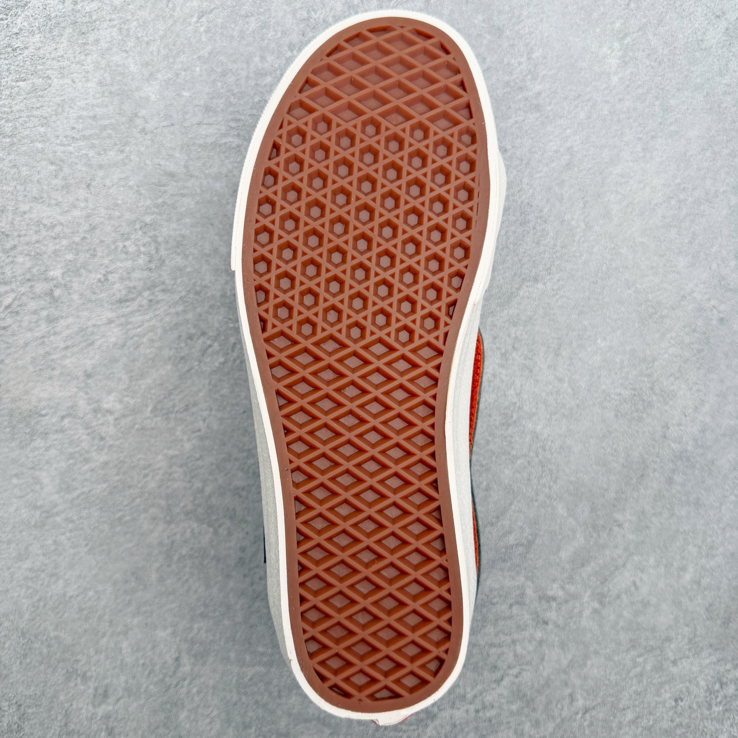 Vans Sk8-Low 棋盘暗纹范斯复古休闲硫化帆布鞋鞋身采用麂皮拼接暗纹布料 暗藏细节质感 低调富有