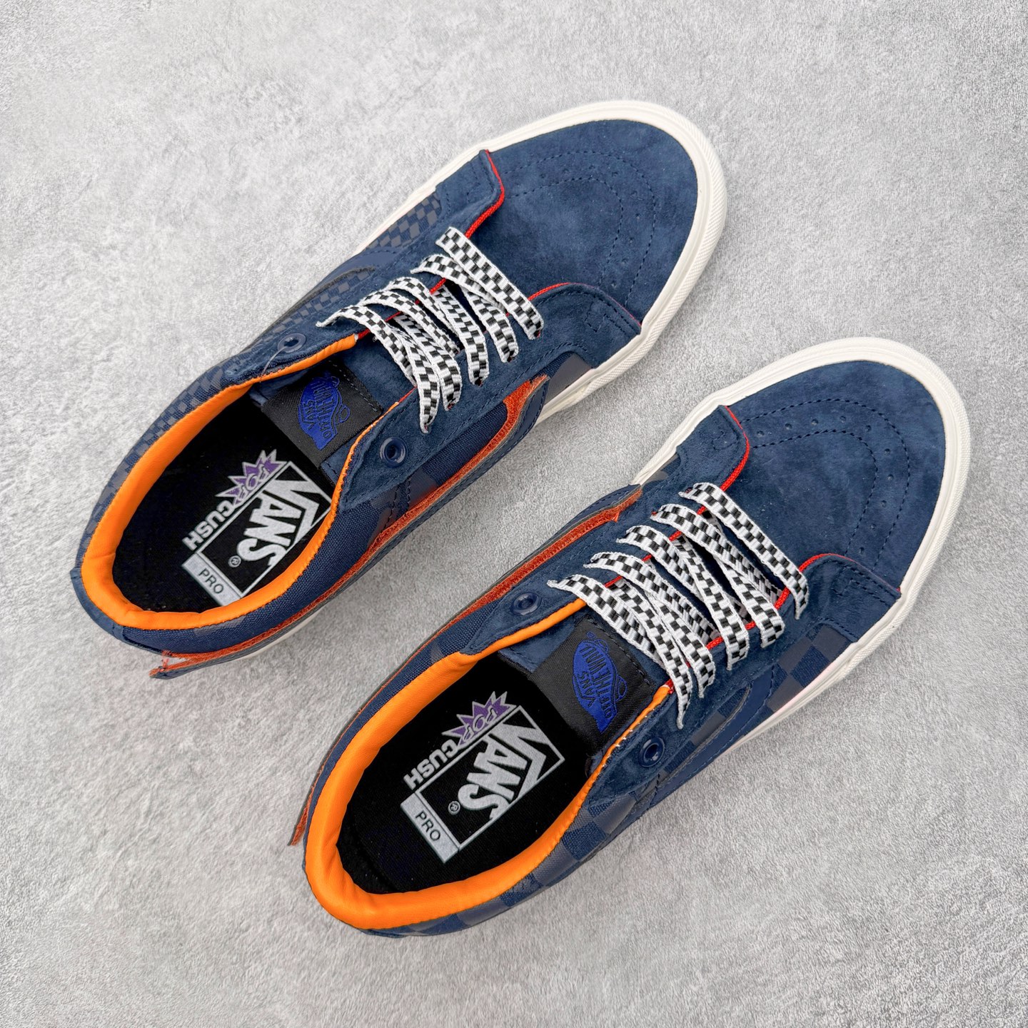 Vans Sk8-Low 棋盘暗纹范斯复古休闲硫化帆布鞋鞋身采用麂皮拼接暗纹布料 暗藏细节质感 低调富有
