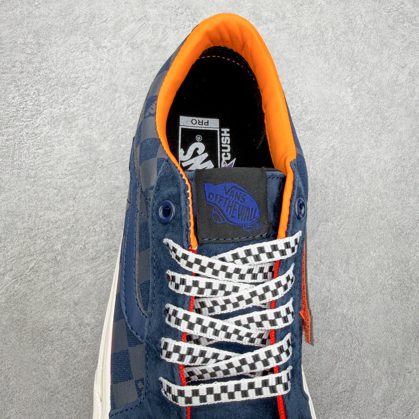 Vans Sk8-Low 棋盘暗纹范斯复古休闲硫化帆布鞋鞋身采用麂皮拼接暗纹布料 暗藏细节质感 低调富有