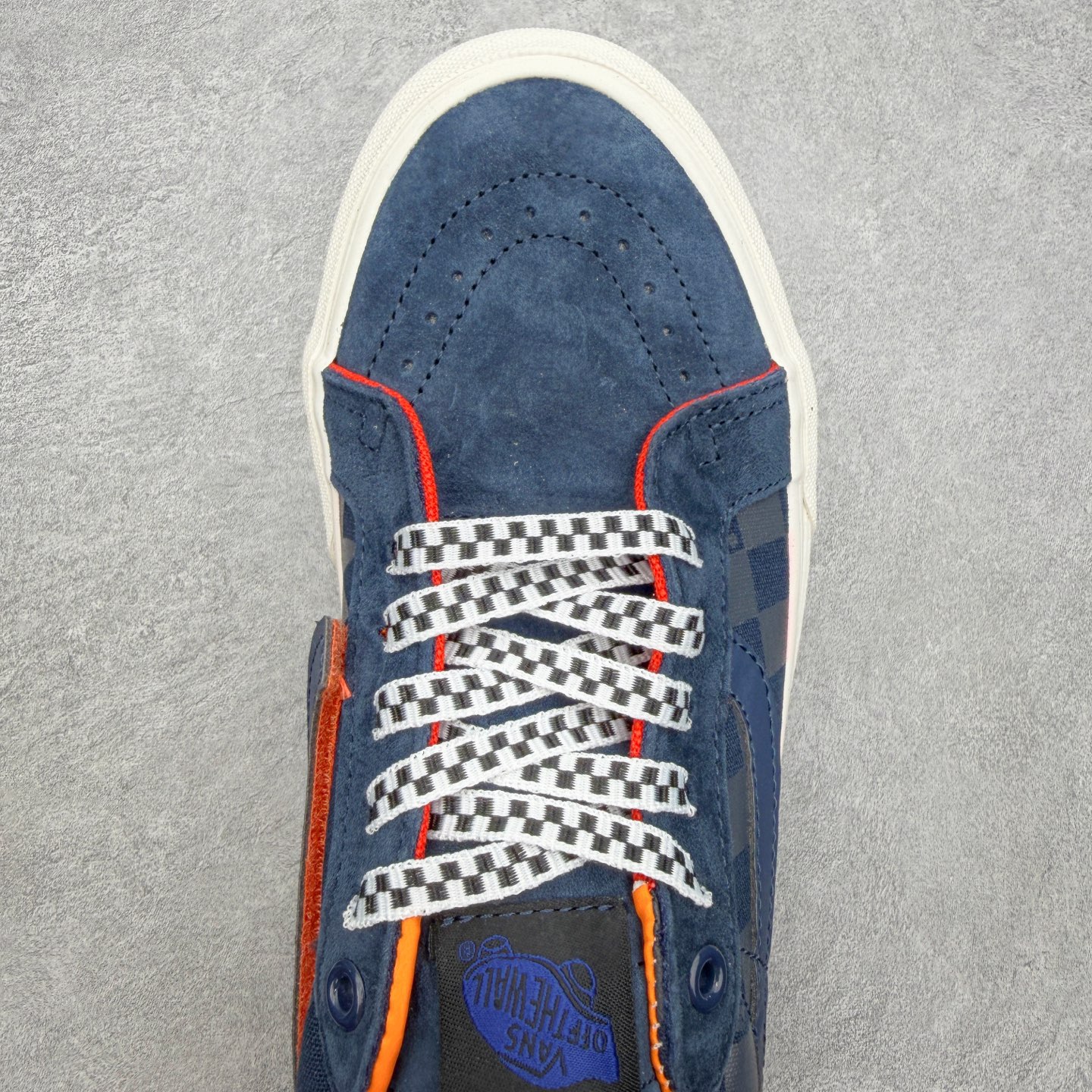 Vans Sk8-Low 棋盘暗纹范斯复古休闲硫化帆布鞋鞋身采用麂皮拼接暗纹布料 暗藏细节质感 低调富有
