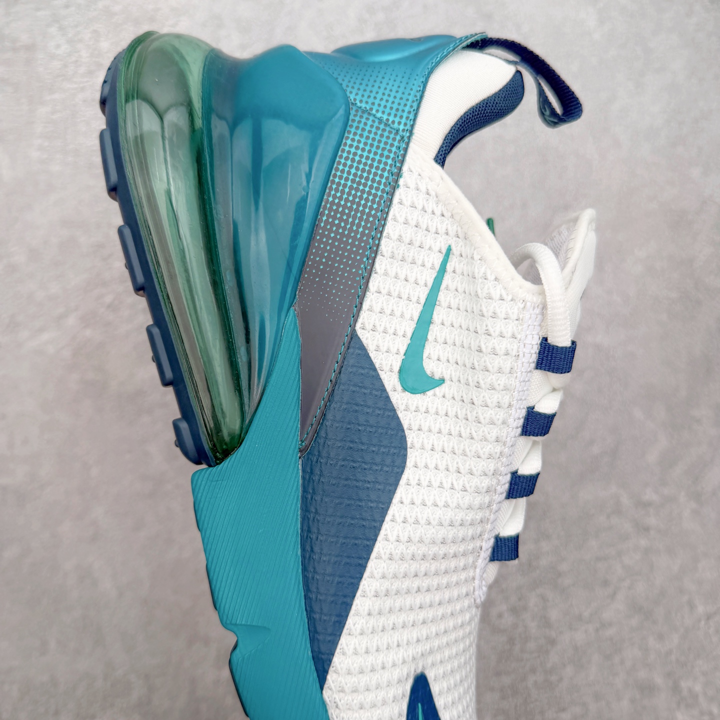 ＃福利特价‼️NK React Air Max 270 混合科技后掌半气垫慢跑鞋 设计灵感源自两款搭载大