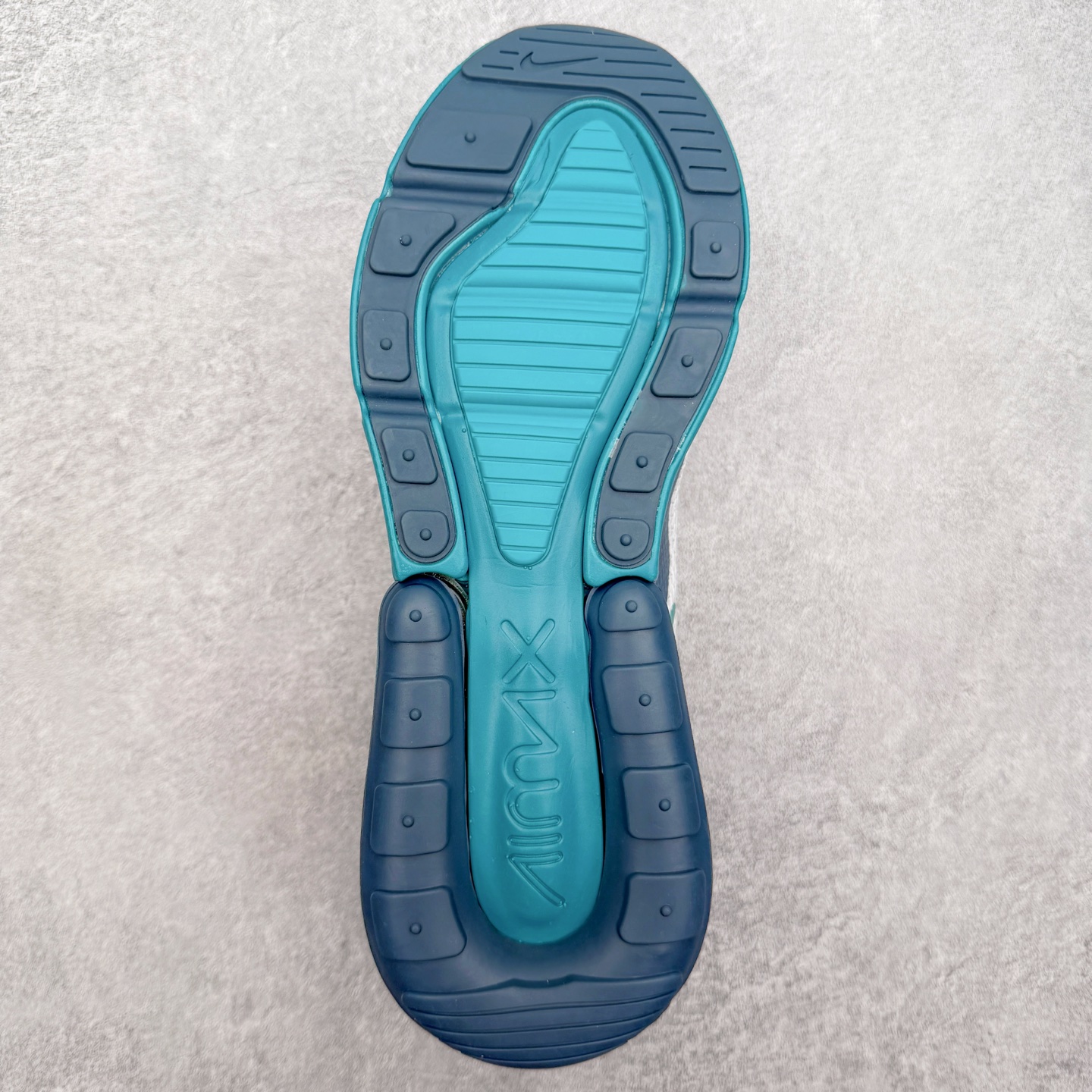 ＃福利特价‼️NK React Air Max 270 混合科技后掌半气垫慢跑鞋 设计灵感源自两款搭载大