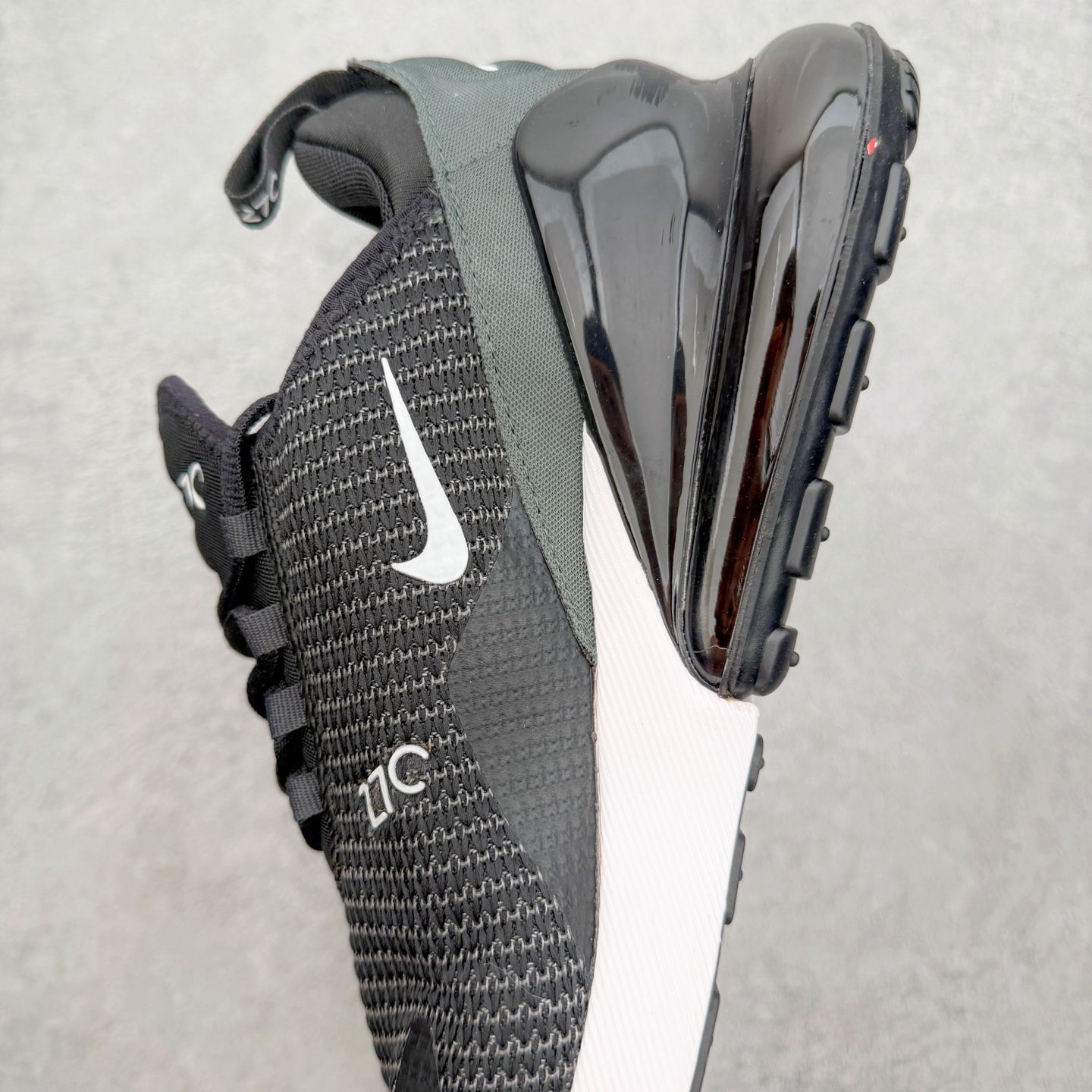 ＃福利特价‼️NK React Air Max 270 混合科技后掌半气垫慢跑鞋 设计灵感源自两款搭载大