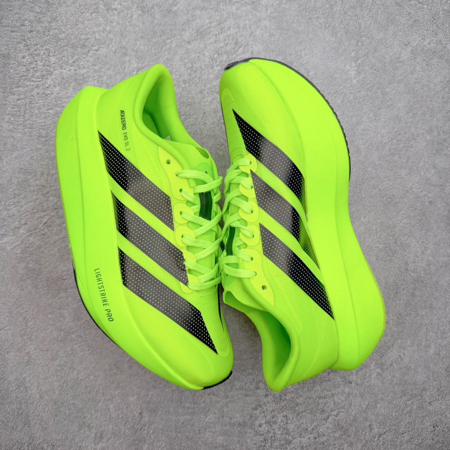 AD Adizero EVO SL 2马拉松竞速专业跑鞋 CELERMESH针织网面非常轻薄 纤维间的缝