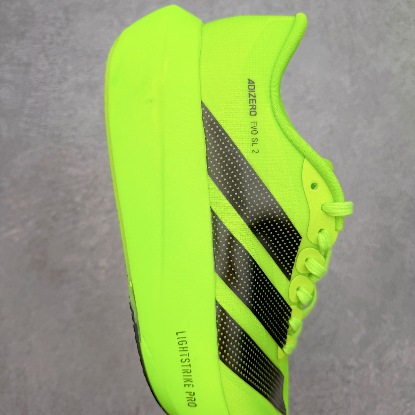 AD Adizero EVO SL 2马拉松竞速专业跑鞋 CELERMESH针织网面非常轻薄 纤维间的缝