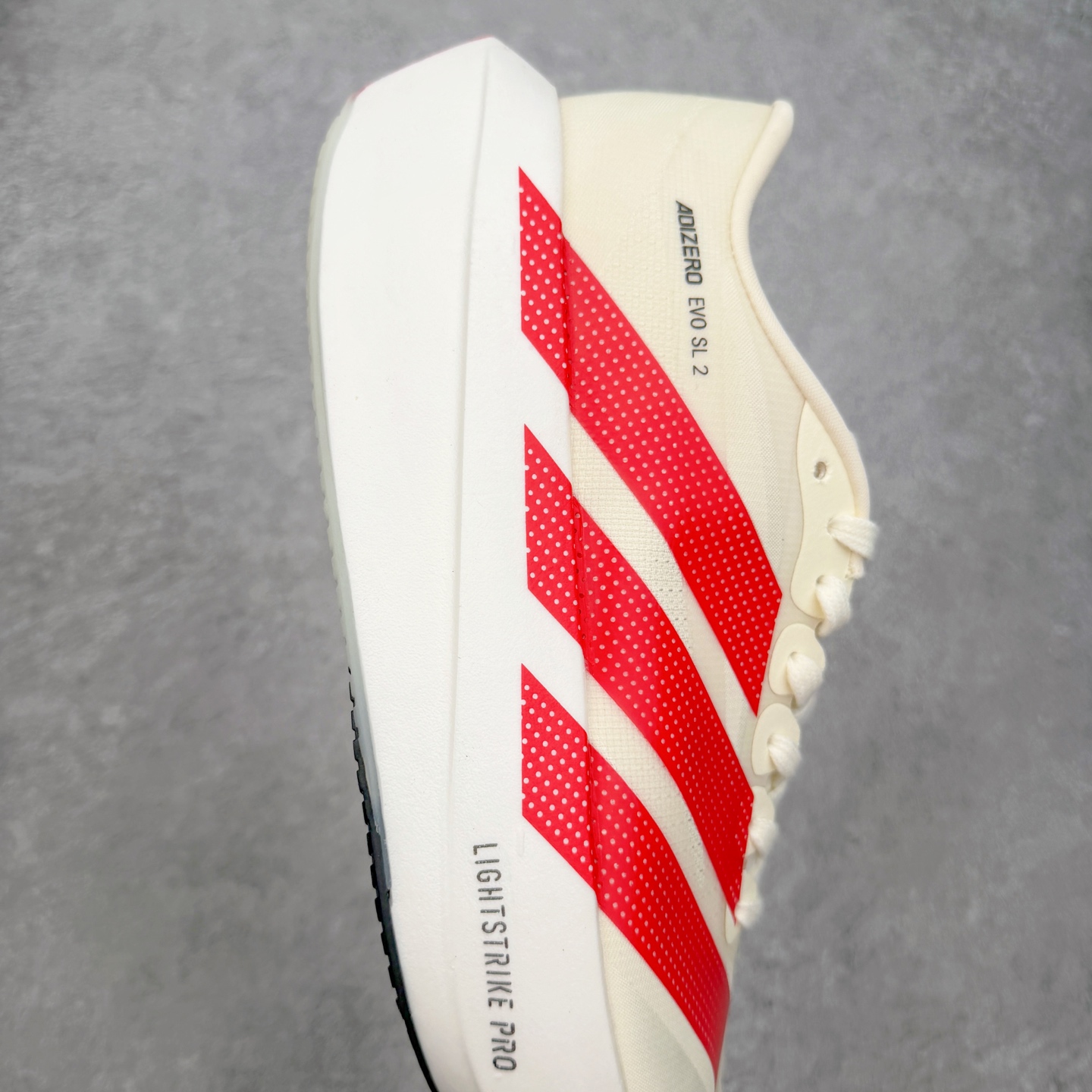 AD Adizero EVO SL 2马拉松竞速专业跑鞋 CELERMESH针织网面非常轻薄 纤维间的缝