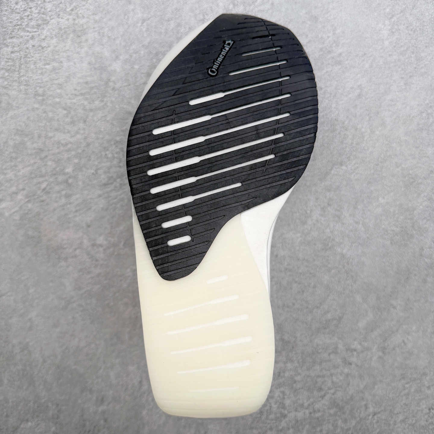 AD Adizero EVO SL 2马拉松竞速专业跑鞋 CELERMESH针织网面非常轻薄 纤维间的缝