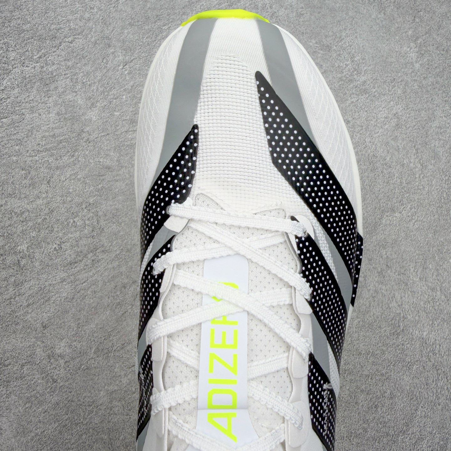 AD Adizero Adios 10 竞速训练跑鞋完整解析一、外观核心识别特征1. 配色与标识整体白基