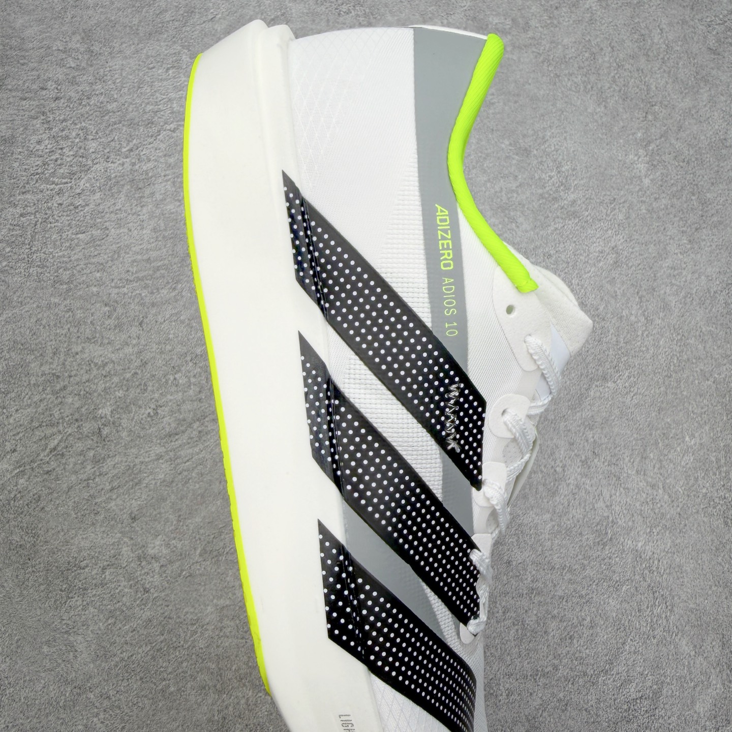 AD Adizero Adios 10 竞速训练跑鞋完整解析一、外观核心识别特征1. 配色与标识整体白基