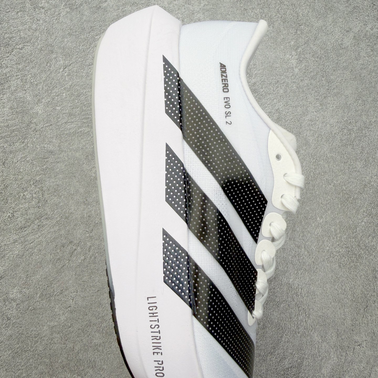 AD Adizero EVO SL 2马拉松竞速专业跑鞋 CELERMESH针织网面非常轻薄 纤维间的缝