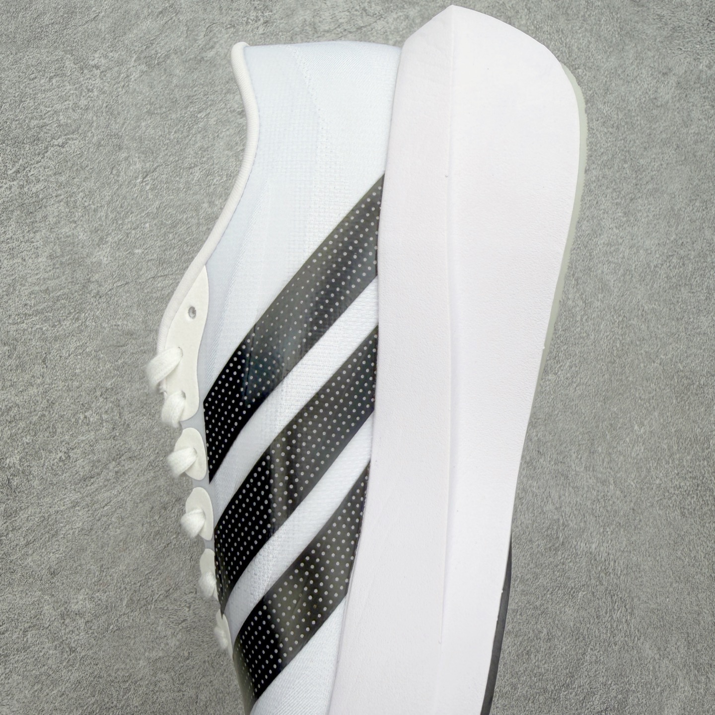 AD Adizero EVO SL 2马拉松竞速专业跑鞋 CELERMESH针织网面非常轻薄 纤维间的缝