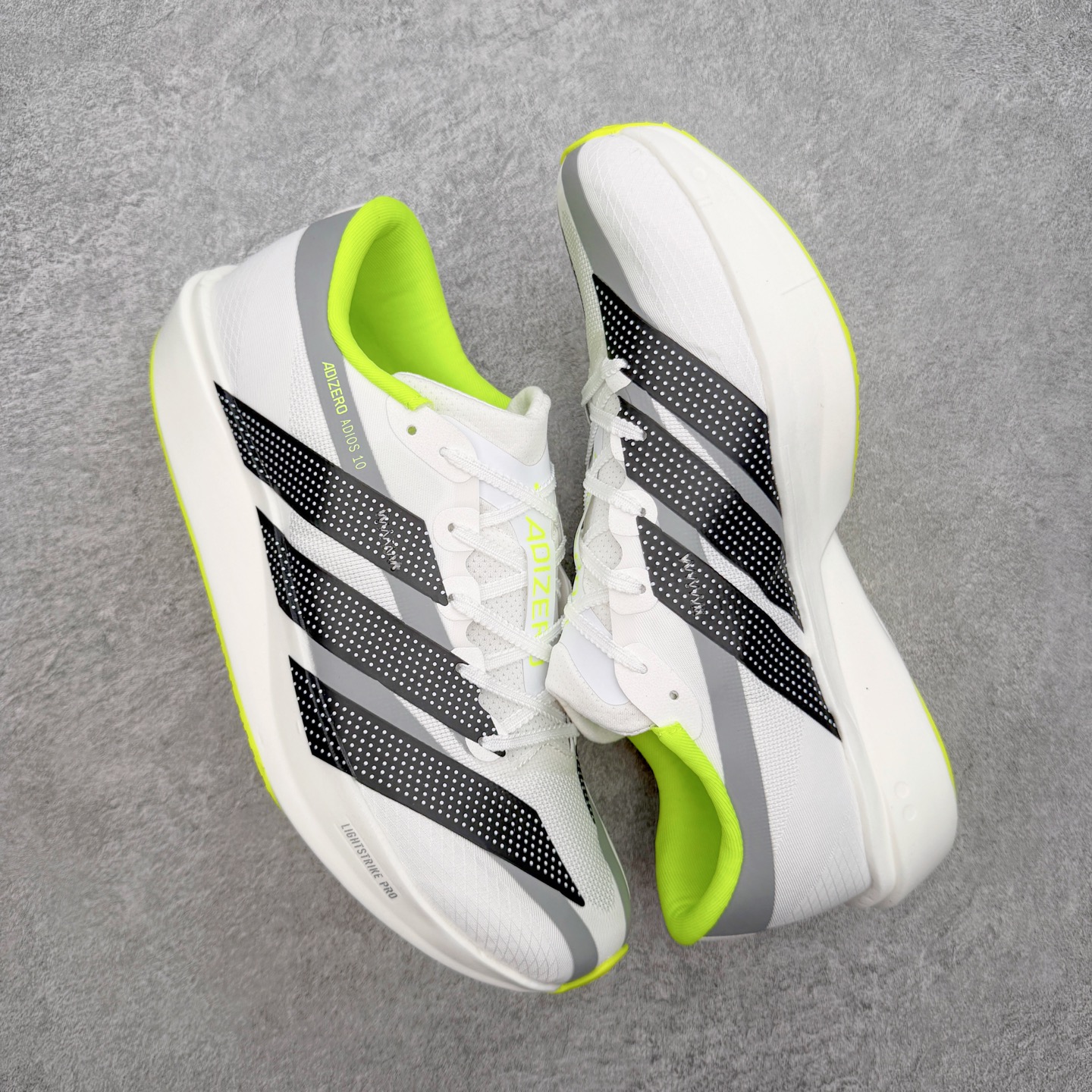 AD Adizero Adios 10 竞速训练跑鞋完整解析一、外观核心识别特征1. 配色与标识整体白基