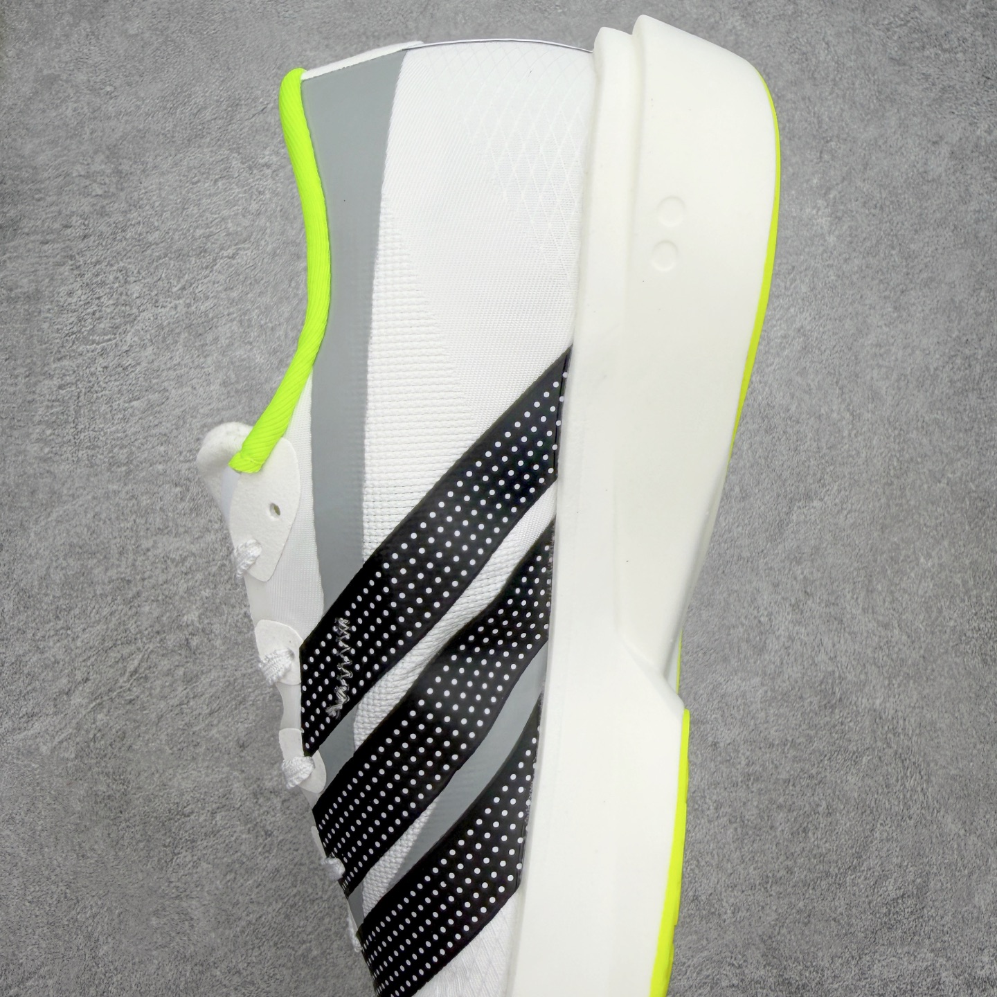 AD Adizero Adios 10 竞速训练跑鞋完整解析一、外观核心识别特征1. 配色与标识整体白基