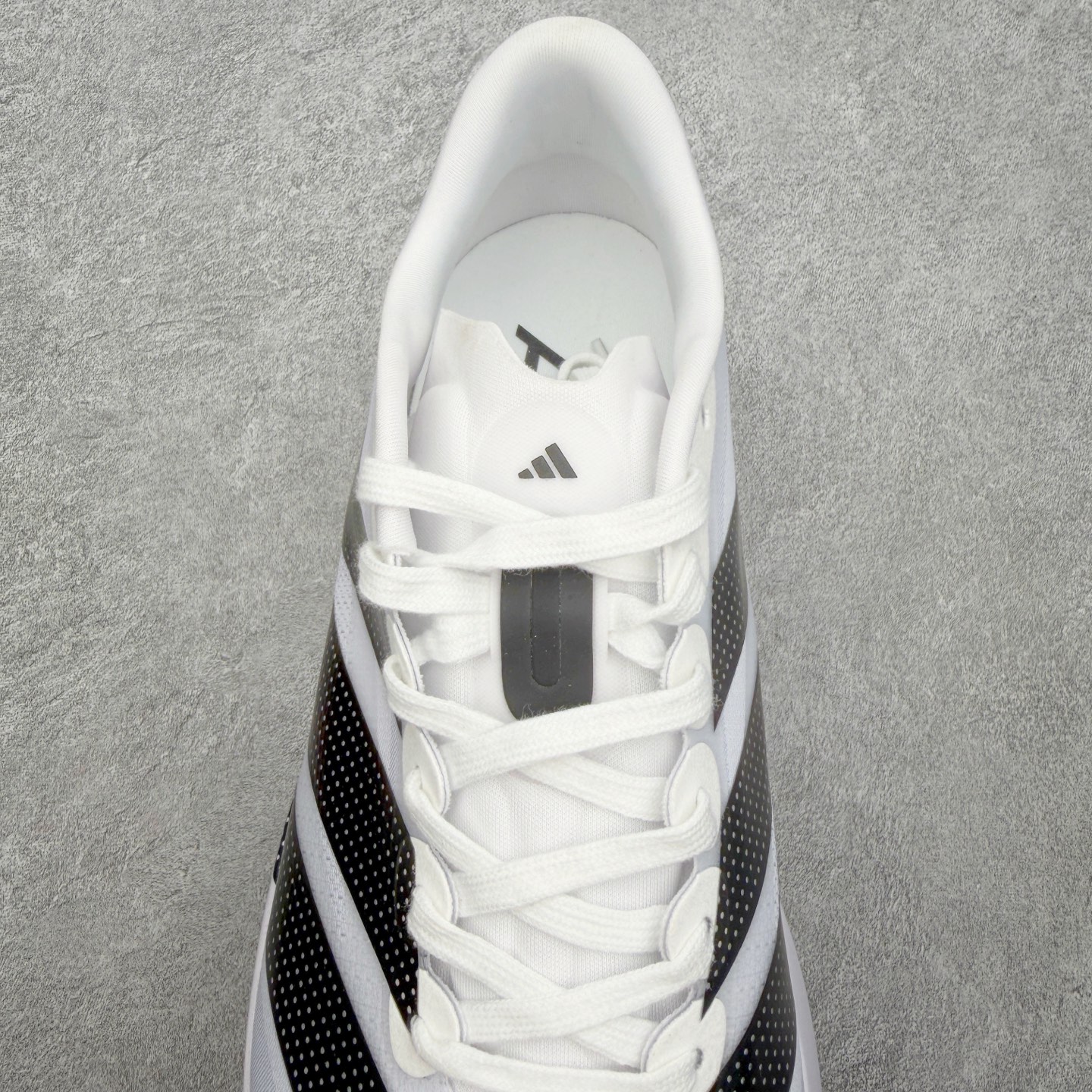 AD Adizero EVO SL 2马拉松竞速专业跑鞋 CELERMESH针织网面非常轻薄 纤维间的缝