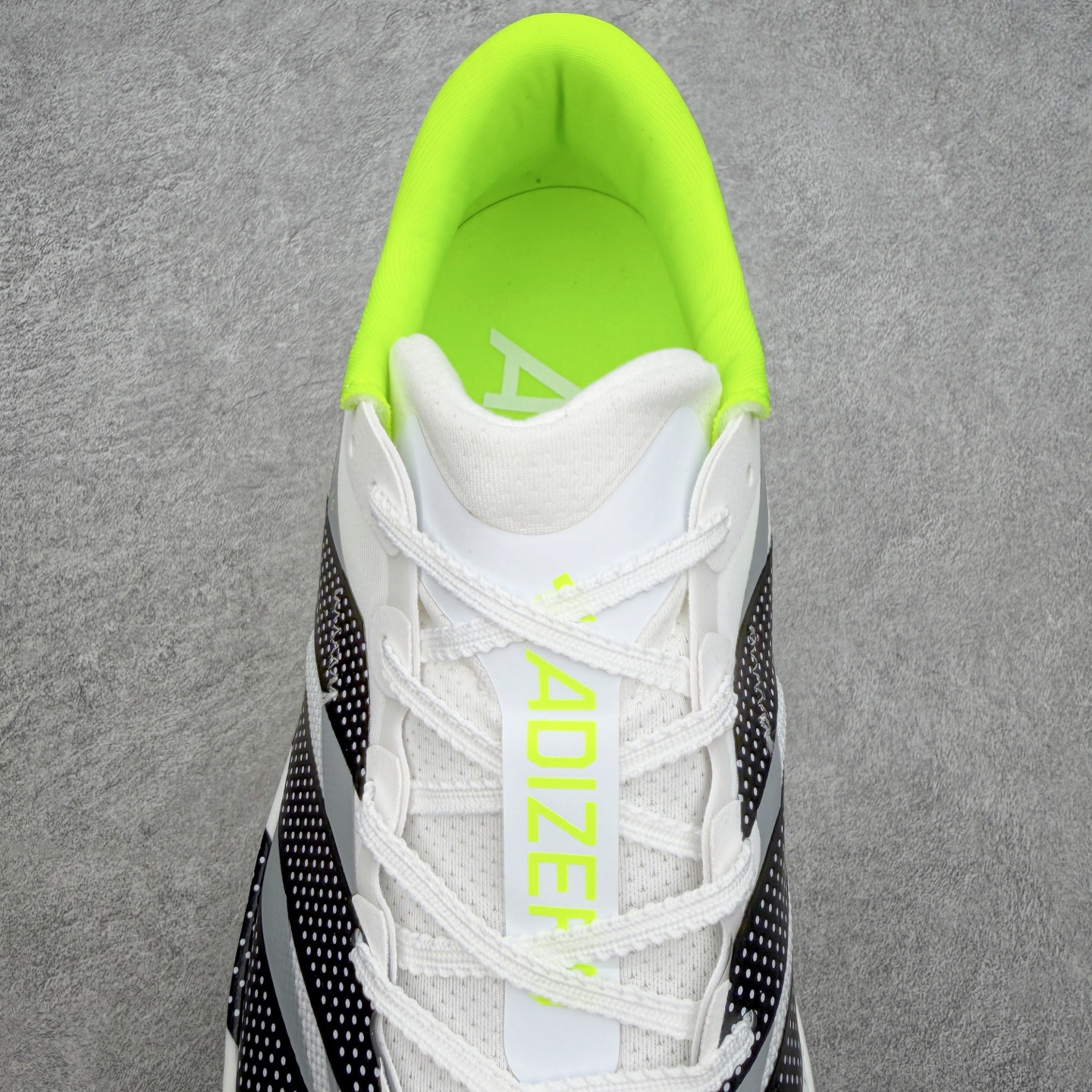 AD Adizero Adios 10 竞速训练跑鞋完整解析一、外观核心识别特征1. 配色与标识整体白基