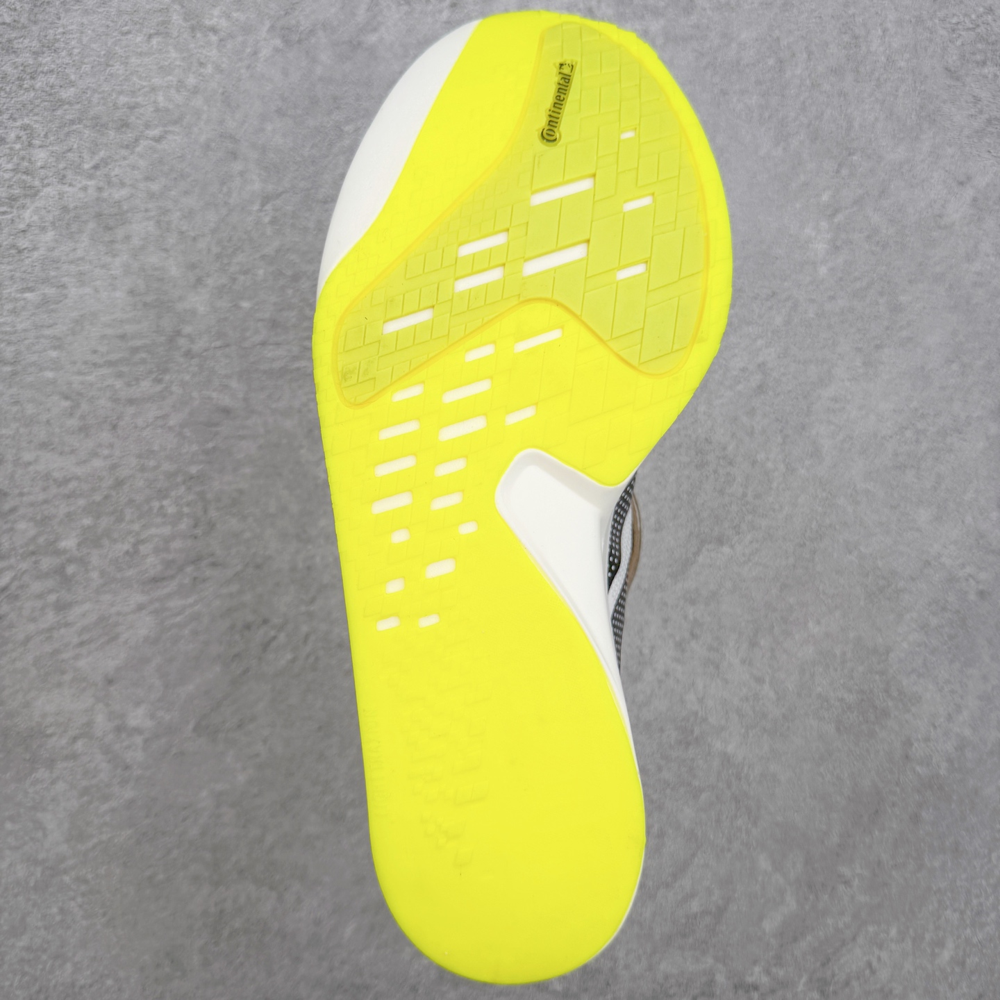 AD Adizero Adios 10 竞速训练跑鞋完整解析一、外观核心识别特征1. 配色与标识整体白基