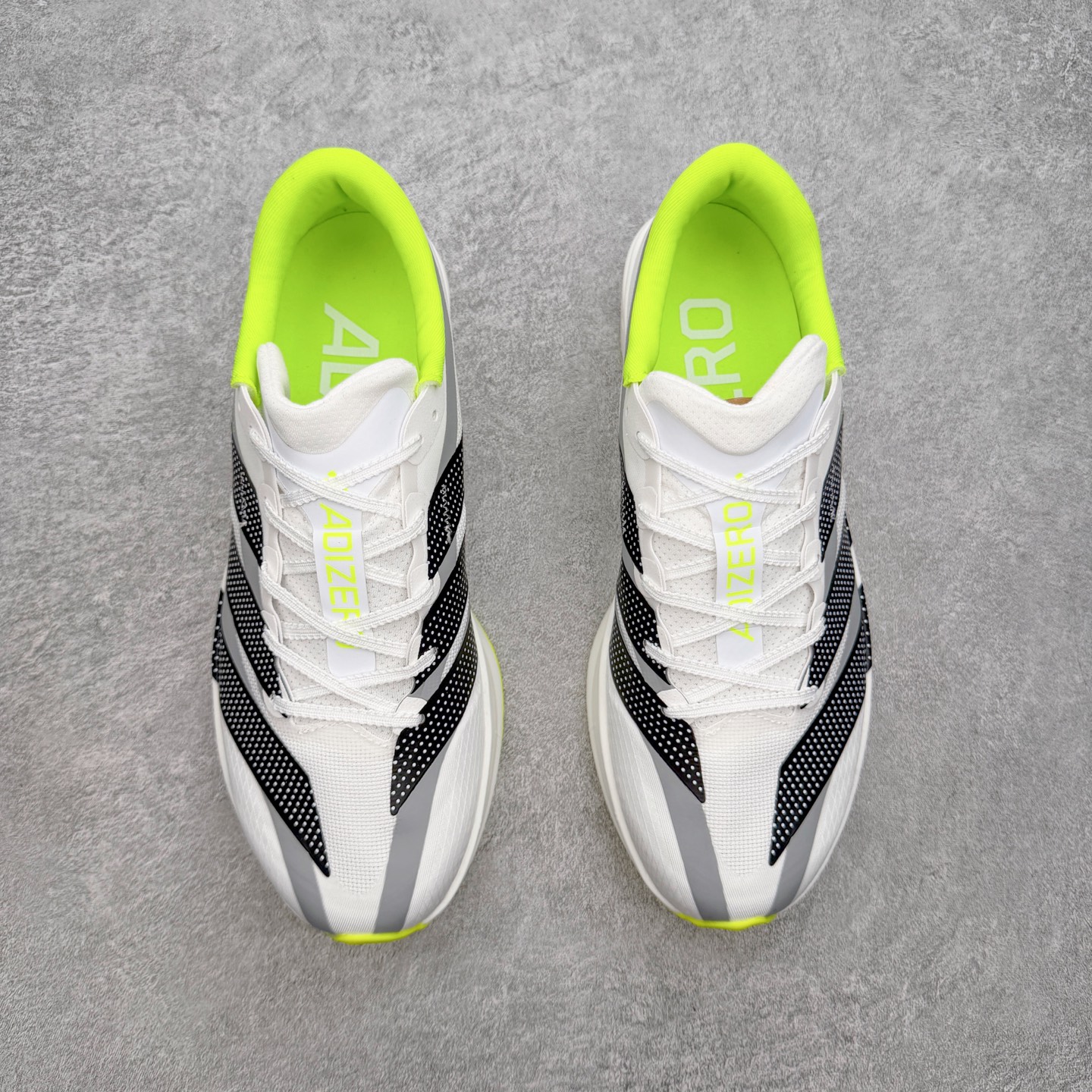 AD Adizero Adios 10 竞速训练跑鞋完整解析一、外观核心识别特征1. 配色与标识整体白基