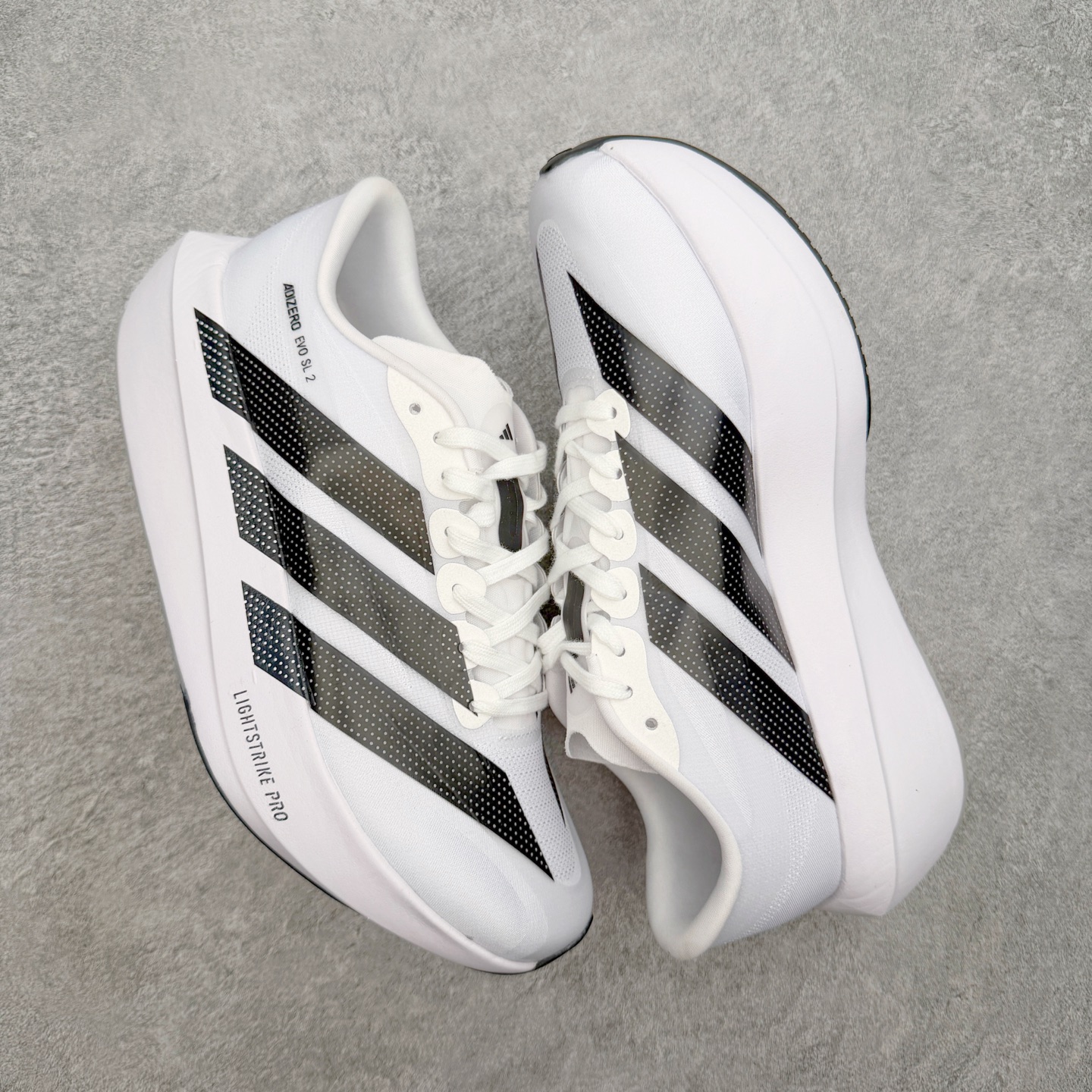 AD Adizero EVO SL 2马拉松竞速专业跑鞋 CELERMESH针织网面非常轻薄 纤维间的缝