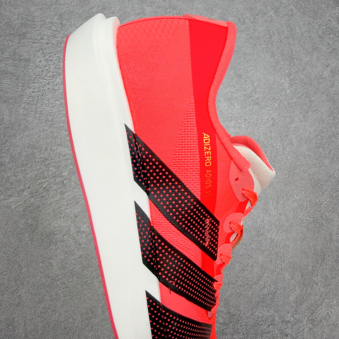 AD Adizero Adios 10 竞速训练跑鞋完整解析一、外观核心识别特征1. 配色与标识整体白基