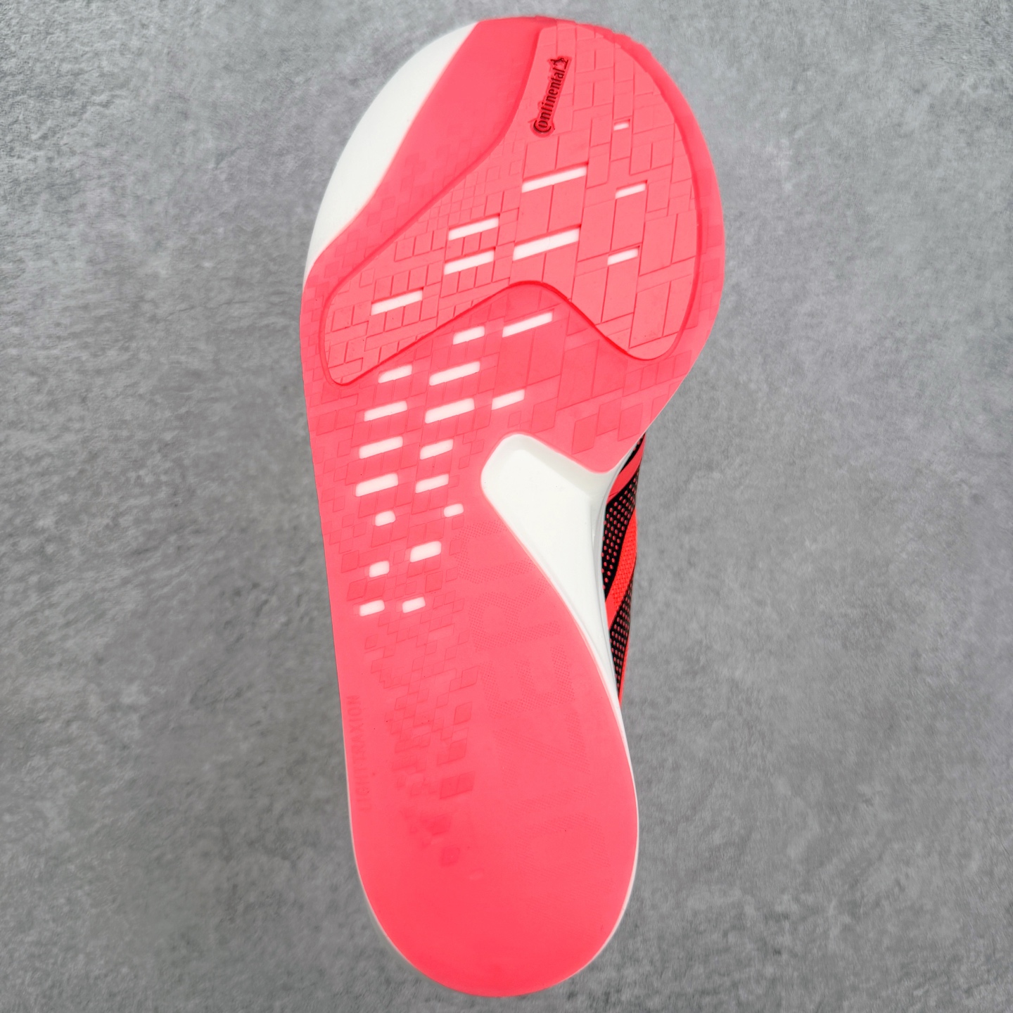 AD Adizero Adios 10 竞速训练跑鞋完整解析一、外观核心识别特征1. 配色与标识整体白基