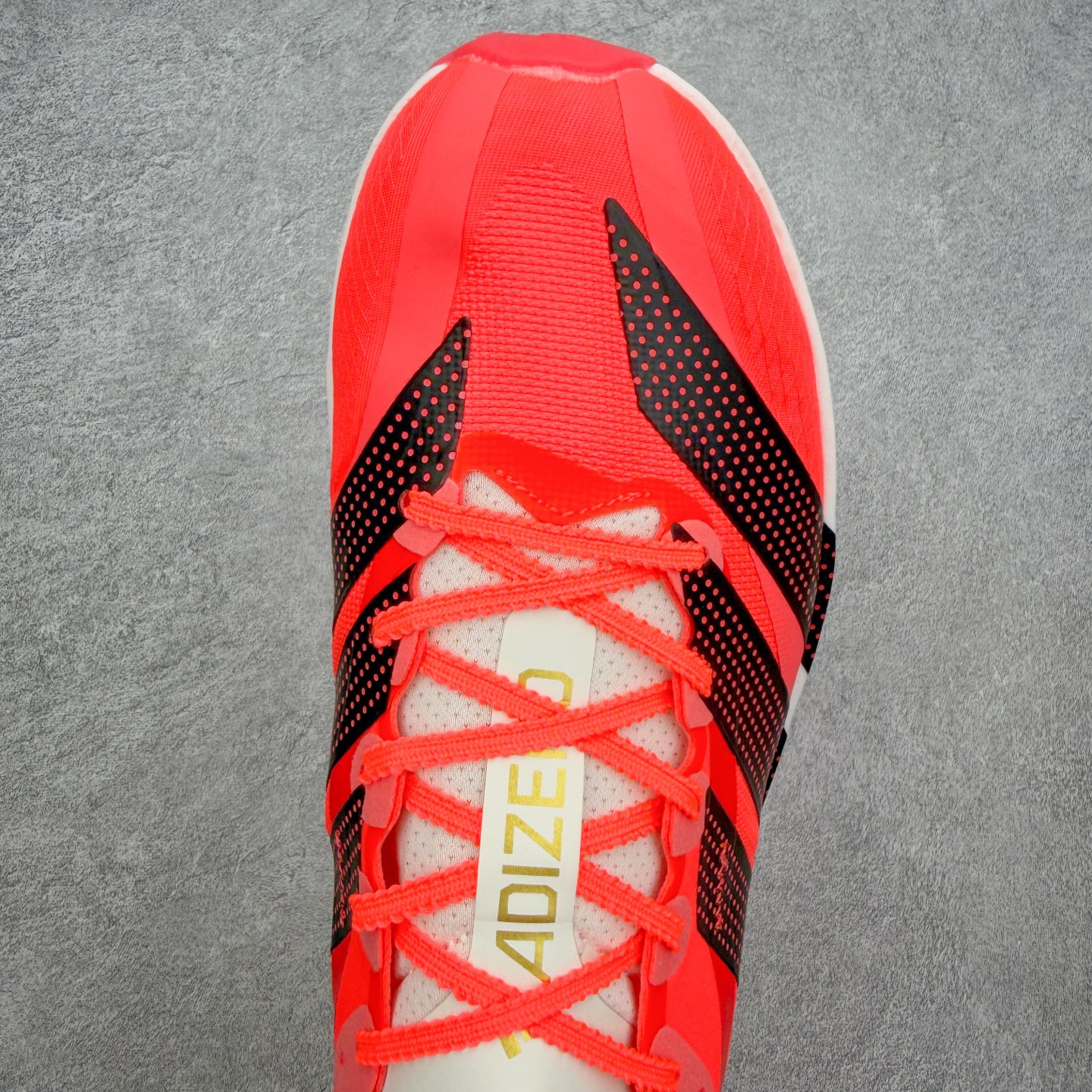 AD Adizero Adios 10 竞速训练跑鞋完整解析一、外观核心识别特征1. 配色与标识整体白基