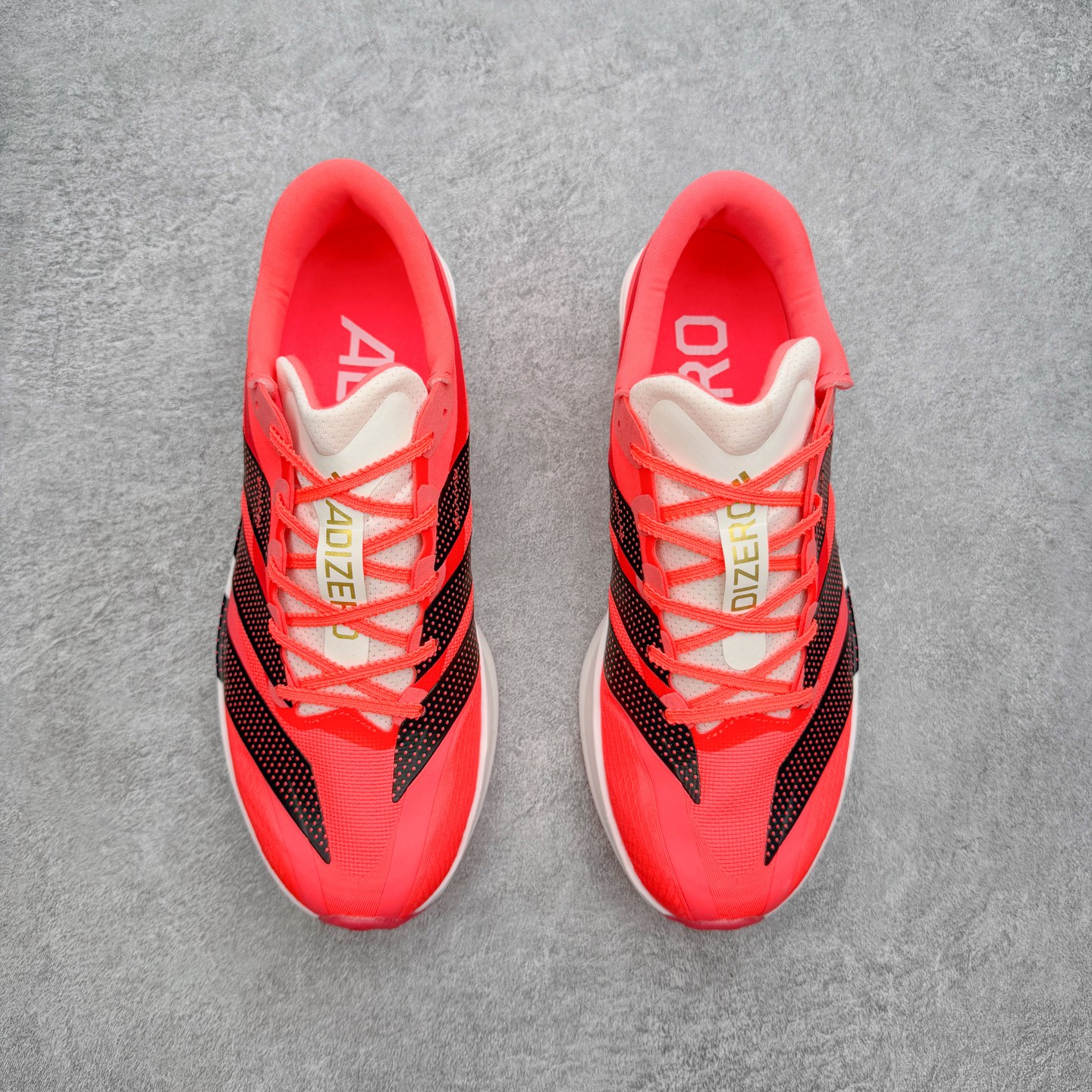AD Adizero Adios 10 竞速训练跑鞋完整解析一、外观核心识别特征1. 配色与标识整体白基