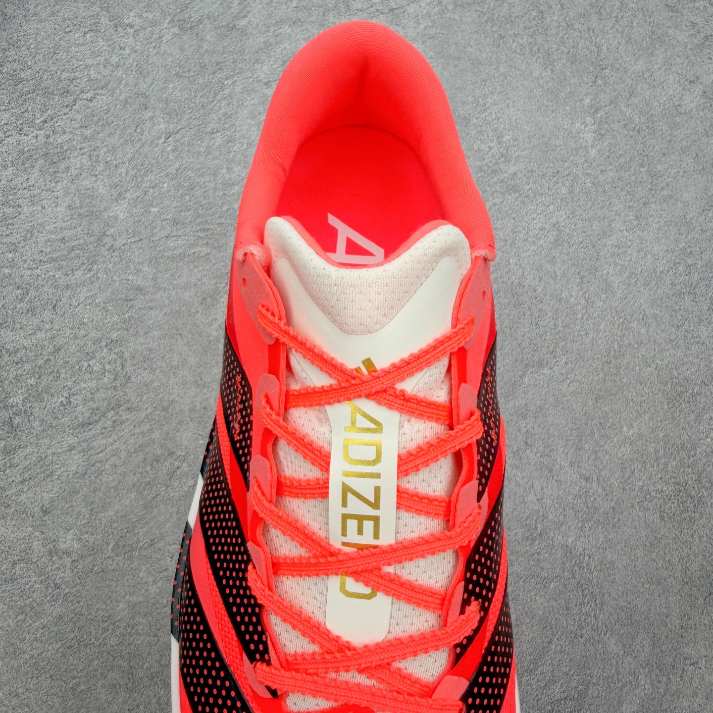 AD Adizero Adios 10 竞速训练跑鞋完整解析一、外观核心识别特征1. 配色与标识整体白基