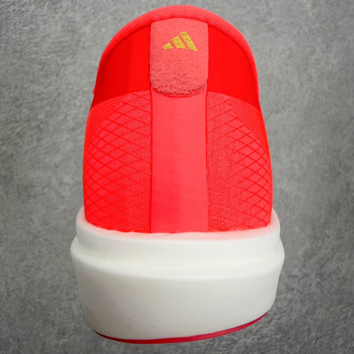 AD Adizero Adios 10 竞速训练跑鞋完整解析一、外观核心识别特征1. 配色与标识整体白基