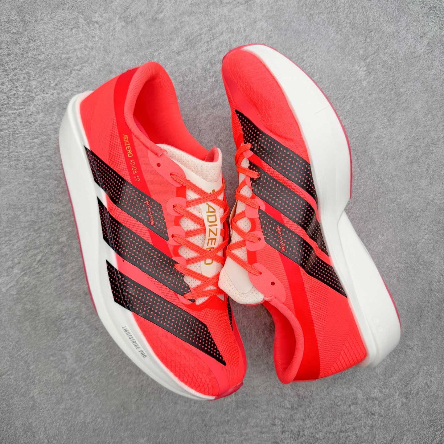 AD Adizero Adios 10 竞速训练跑鞋完整解析一、外观核心识别特征1. 配色与标识整体白基