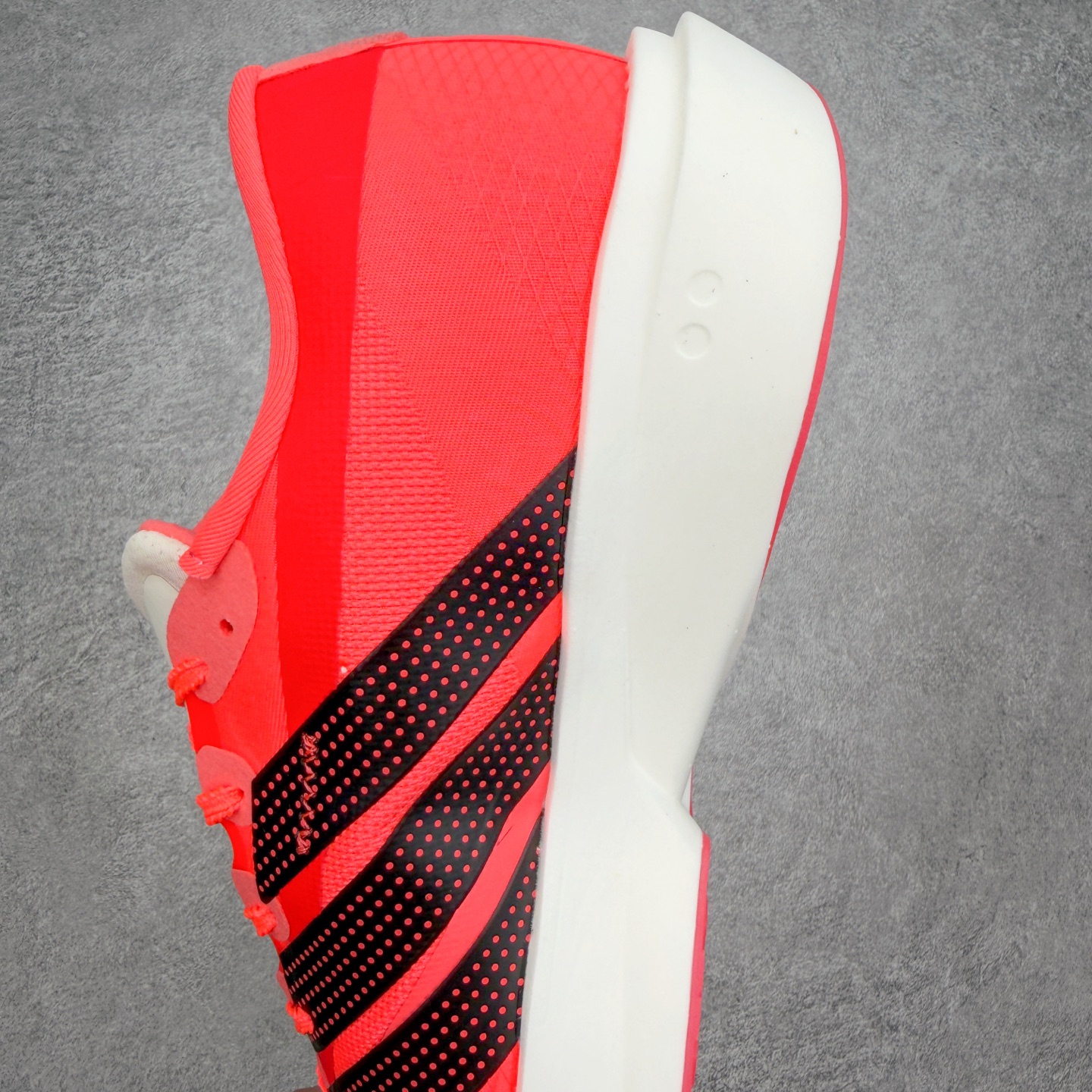 AD Adizero Adios 10 竞速训练跑鞋完整解析一、外观核心识别特征1. 配色与标识整体白基