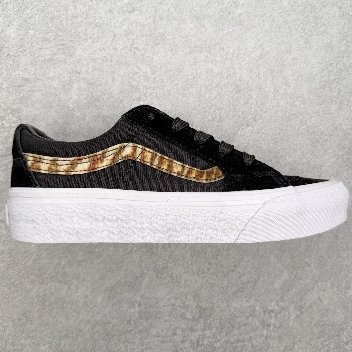 Vans Sk8-Low 黑虎纹范斯复古休闲硫化帆布鞋经典黑色鞋身搭配虎纹侧边饰条 把野性氛围感拉满 麂