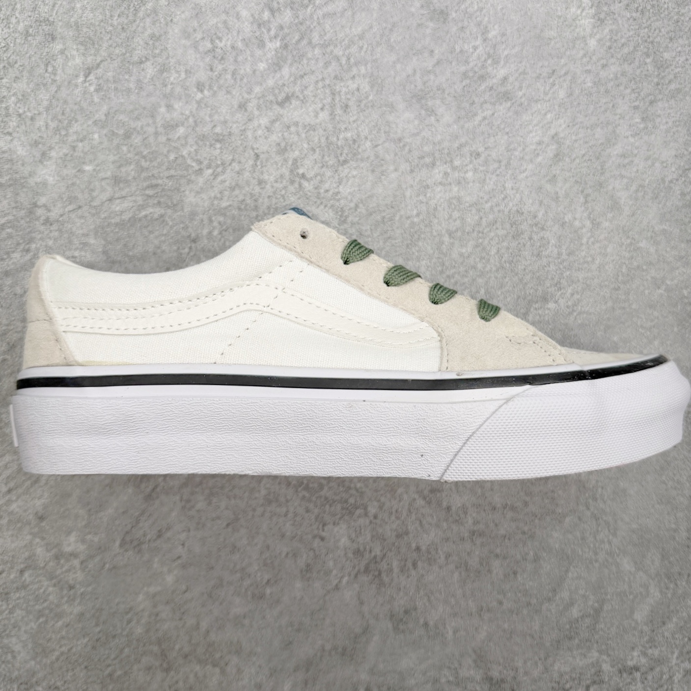 Vans Sk8-Low 米绿范斯复古休闲硫化帆布鞋鞋身采用米白帆布与麂皮拼接打造 细腻耐磨 点缀墨绿色