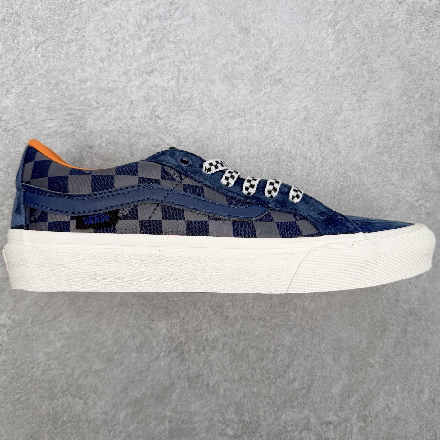 Vans Sk8-Low 棋盘暗纹范斯复古休闲硫化帆布鞋鞋身采用麂皮拼接暗纹布料 暗藏细节质感 低调富有