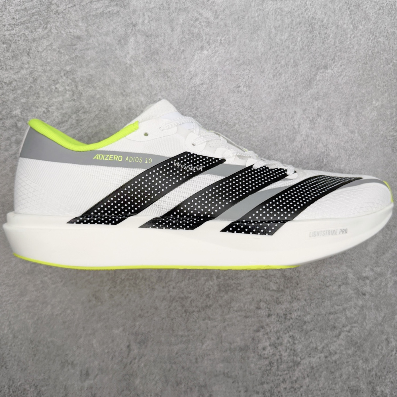 AD Adizero Adios 10 竞速训练跑鞋完整解析一、外观核心识别特征1. 配色与标识整体白基