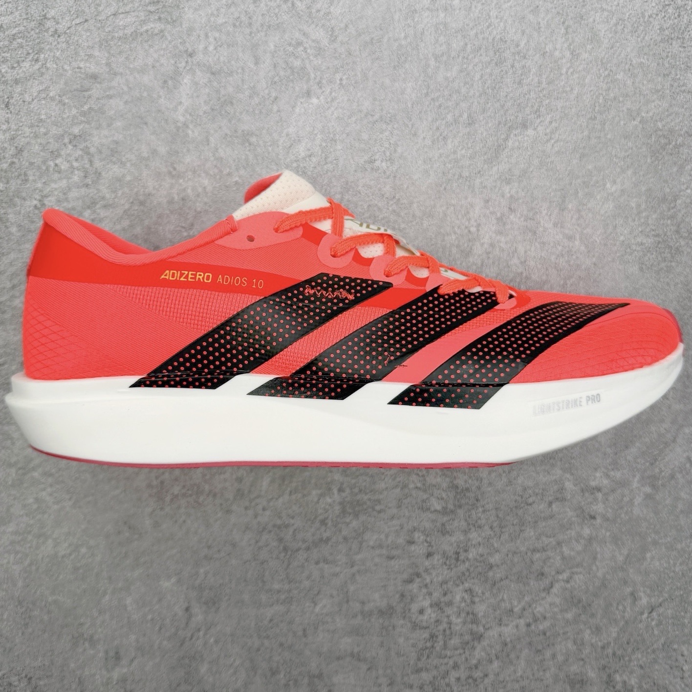 AD Adizero Adios 10 竞速训练跑鞋完整解析一、外观核心识别特征1. 配色与标识整体白基